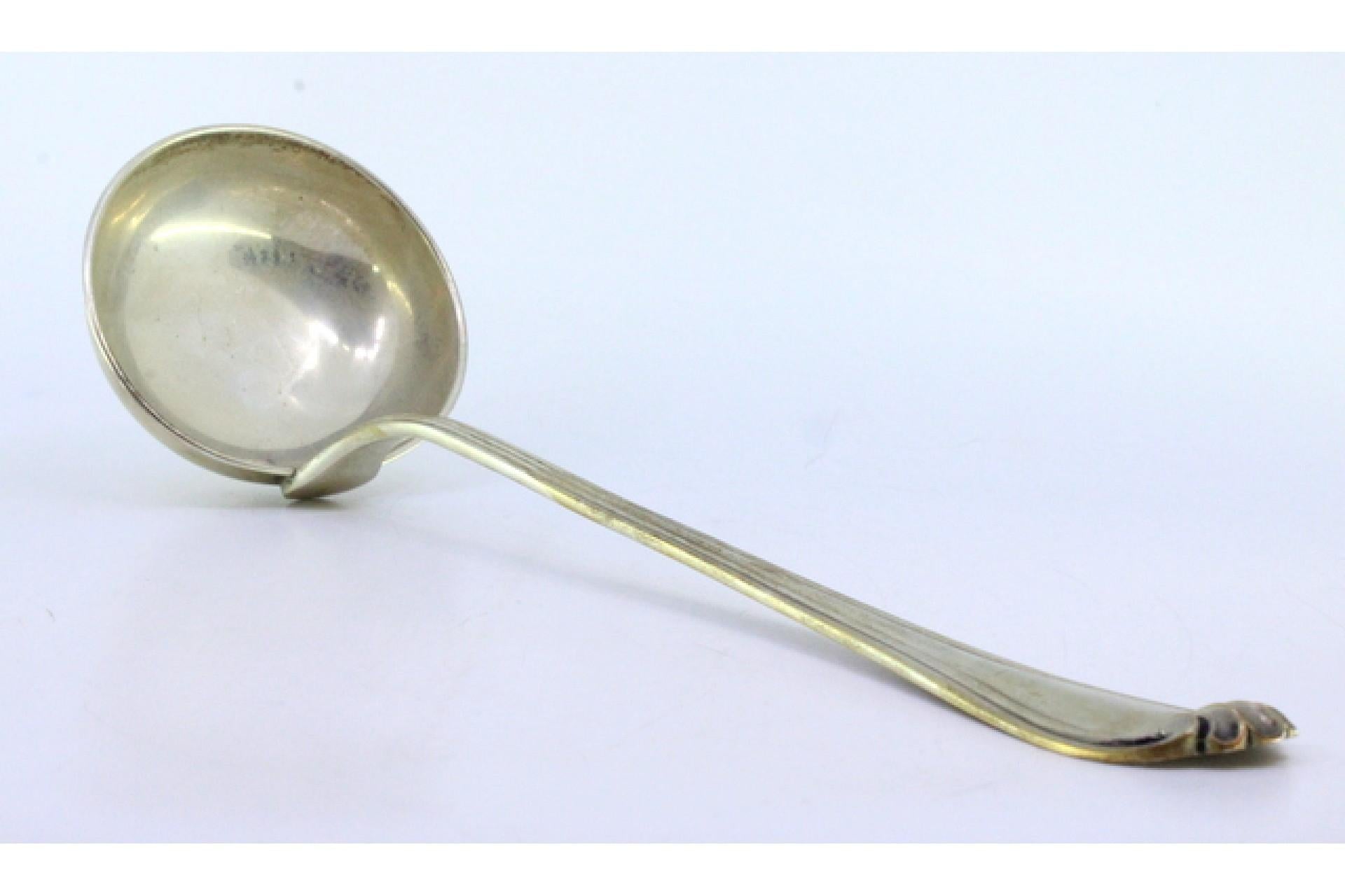 Silver soup ladle with grooves along the raised handle en venta 2