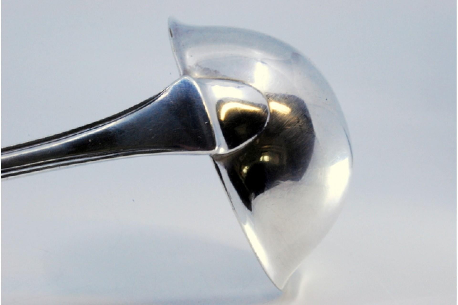 Silver soup ladle with grooves along the raised handle en vente 1