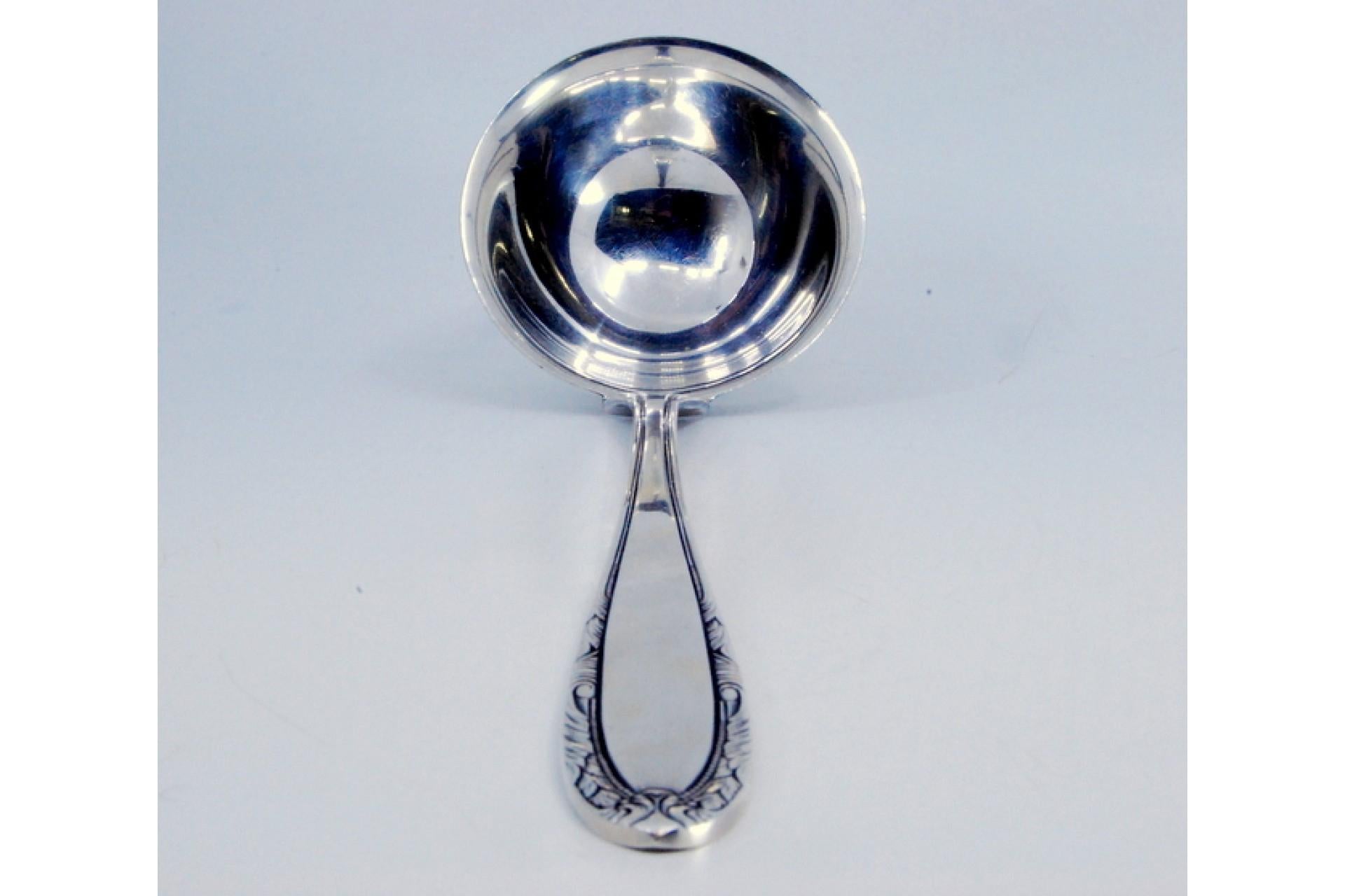 Silver soup ladle with grooves along the raised handle en vente 2