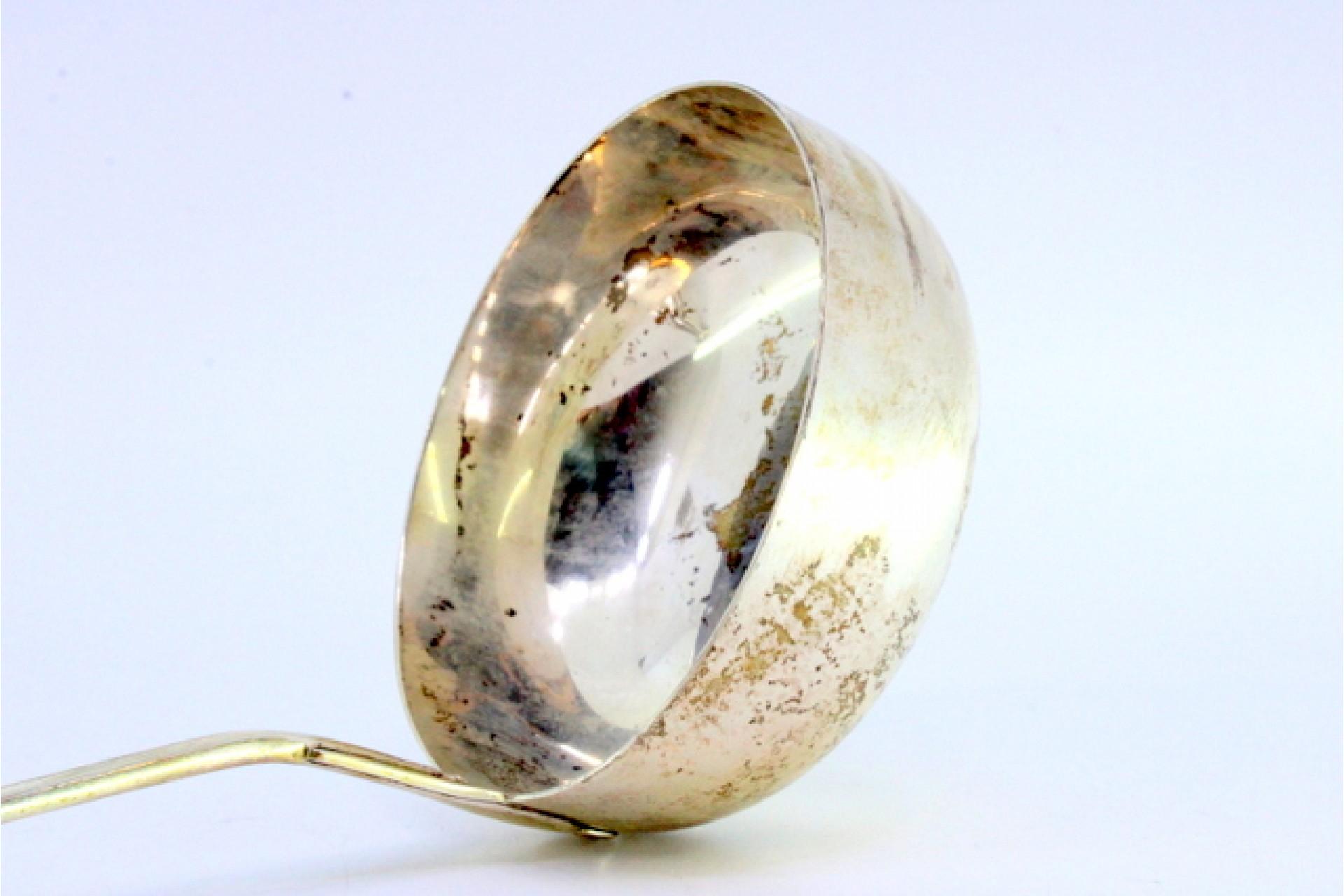 Silver soup ladle with grooves along the scalloped handle In Good Condition For Sale In Porto, PT