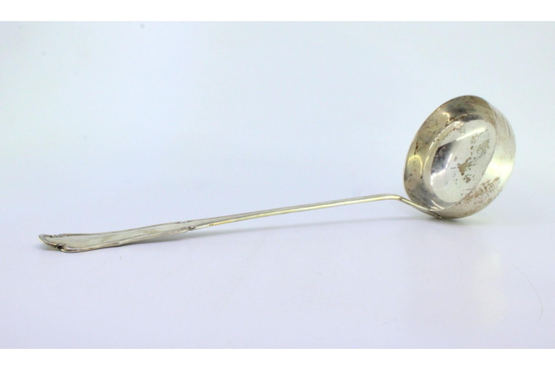 Silver soup ladle with grooves along the scalloped handle For Sale 1