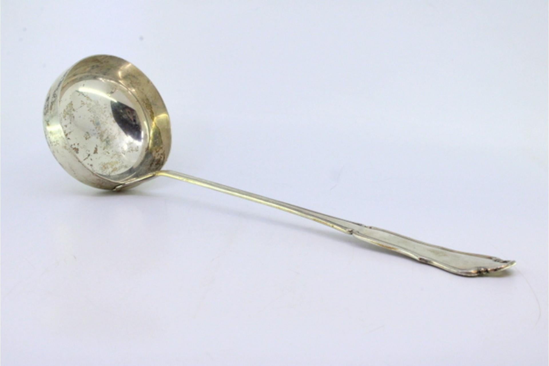 Silver soup ladle with grooves along the scalloped handle For Sale 2