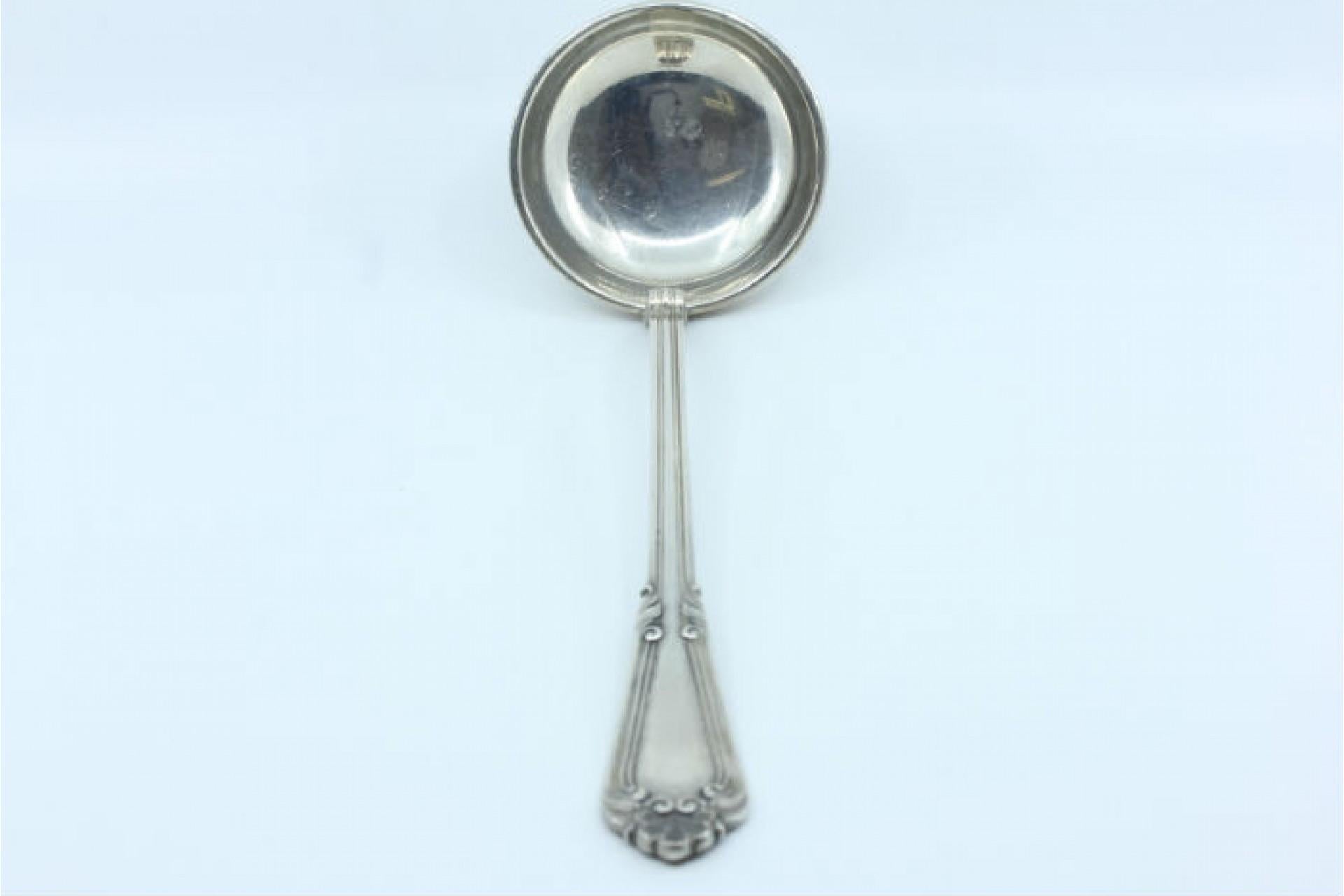 European Silver soup ladle with grooves along the shell-shaped handle For Sale