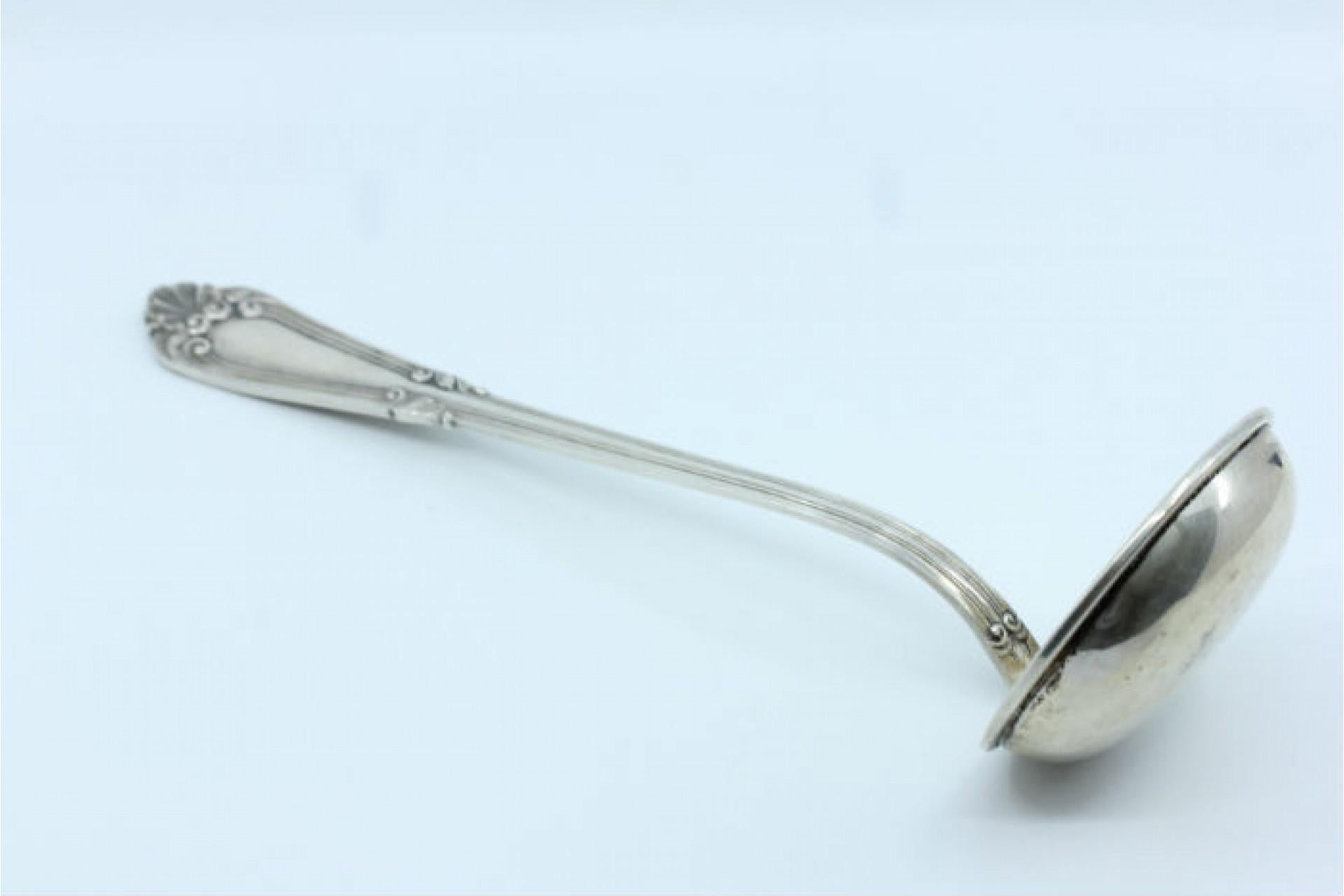 Silver soup ladle with grooves along the shell-shaped handle In Good Condition For Sale In Porto, PT