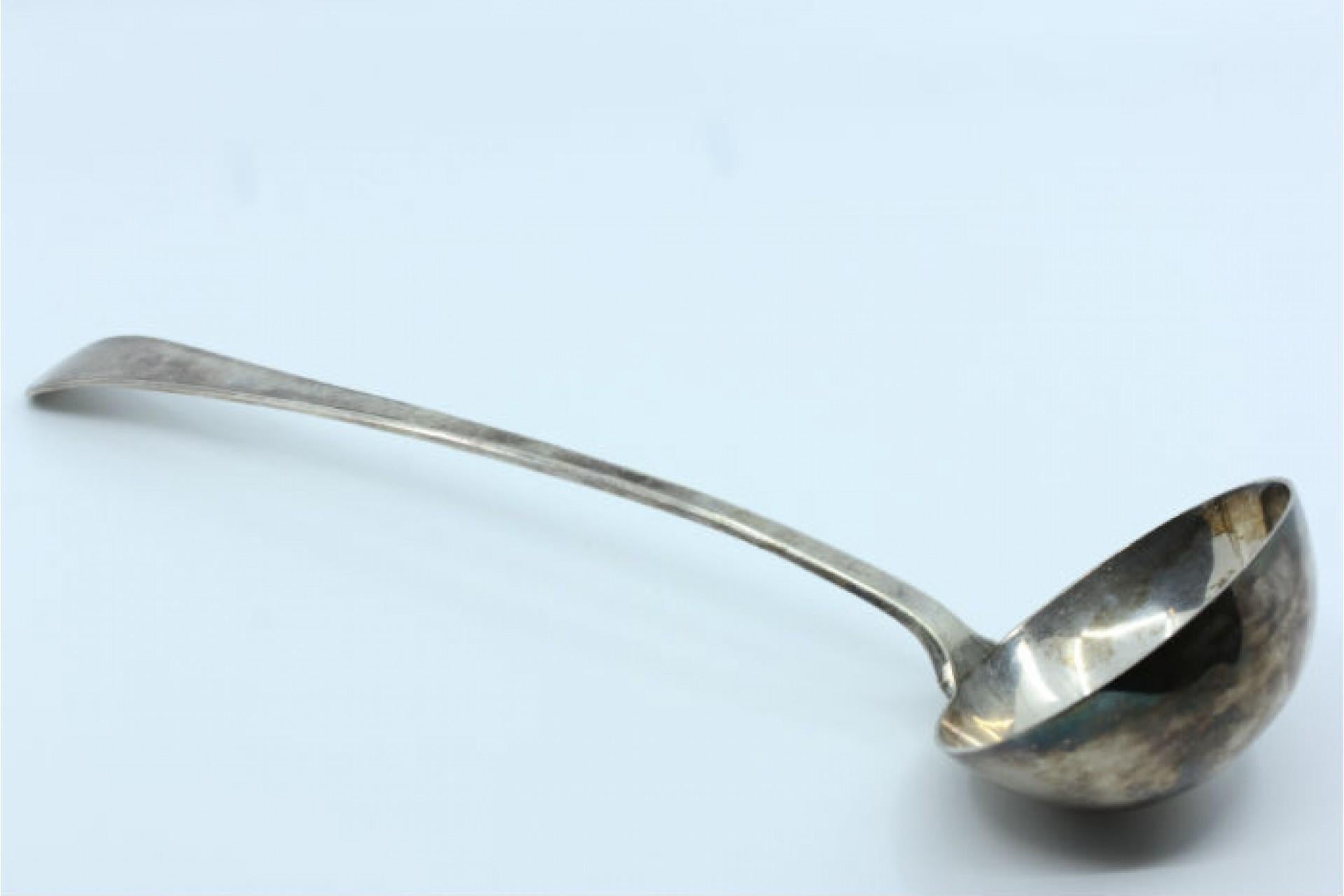 Silver soup ladle with handle to be shipped In Good Condition For Sale In Porto, PT
