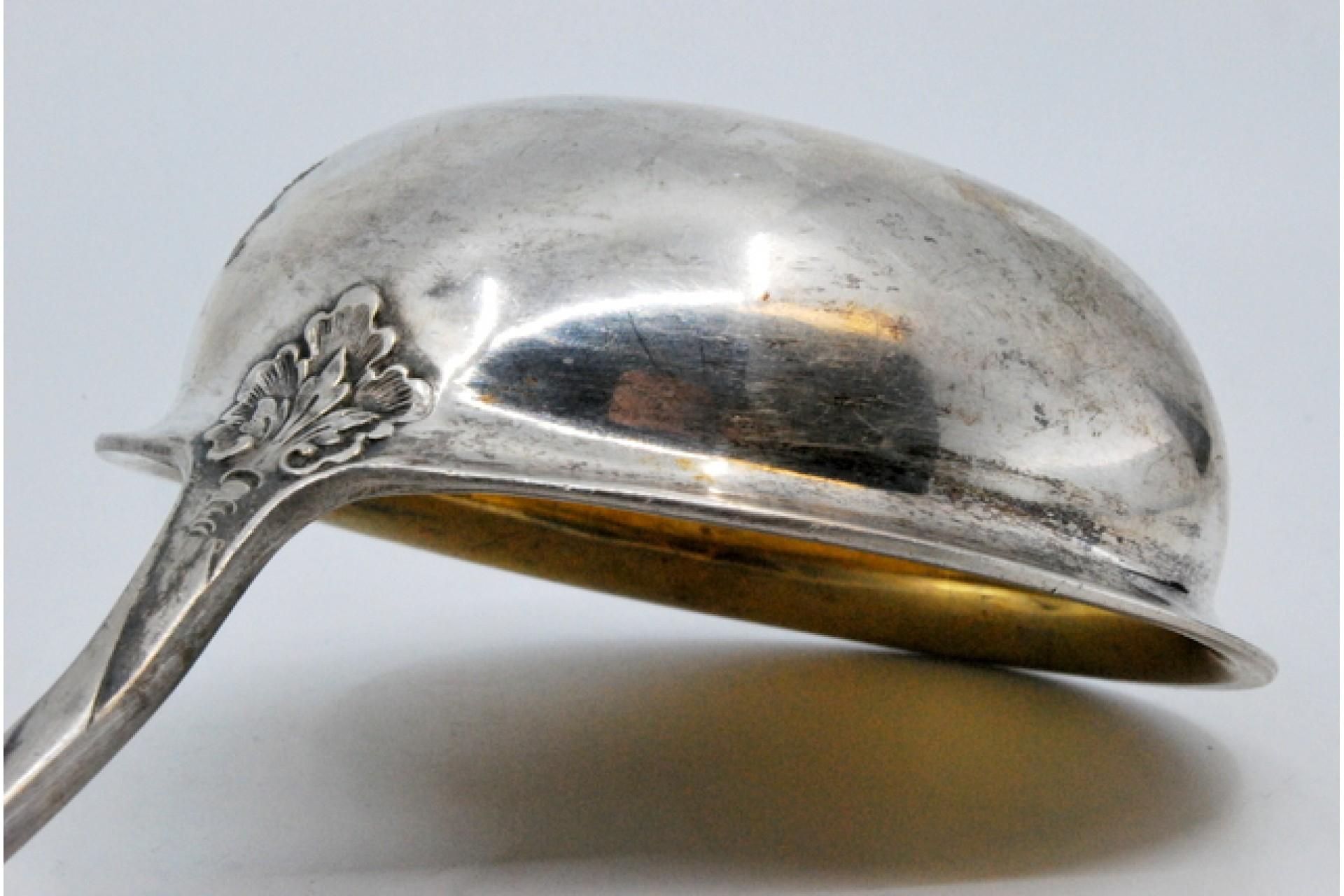 Silver soup ladle with raised handle, monogrammed card and gold ladle Europeo en venta