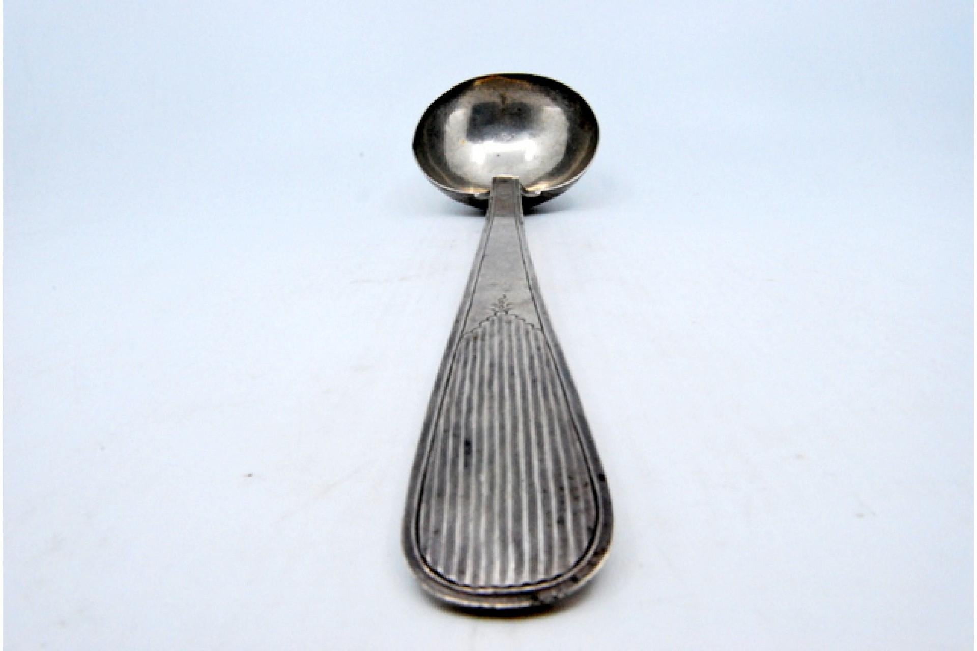 European Silver soup ladle with reed-grooved handle and engraved bowl exterior For Sale