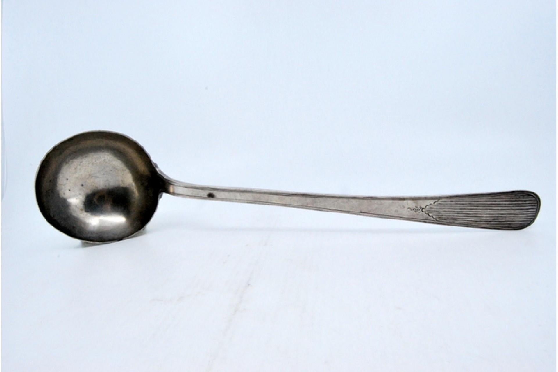 Silver soup ladle with reed-grooved handle and engraved bowl exterior In Good Condition For Sale In Porto, PT