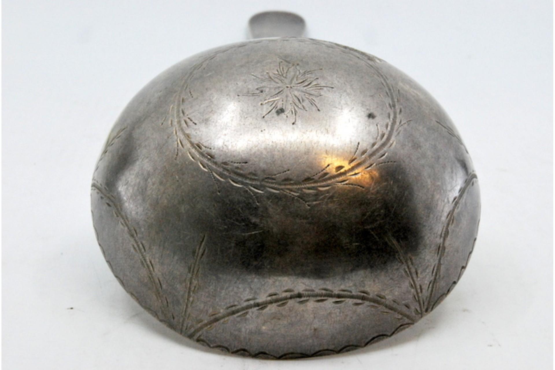 Silver soup ladle with reed-grooved handle and engraved bowl exterior For Sale 1