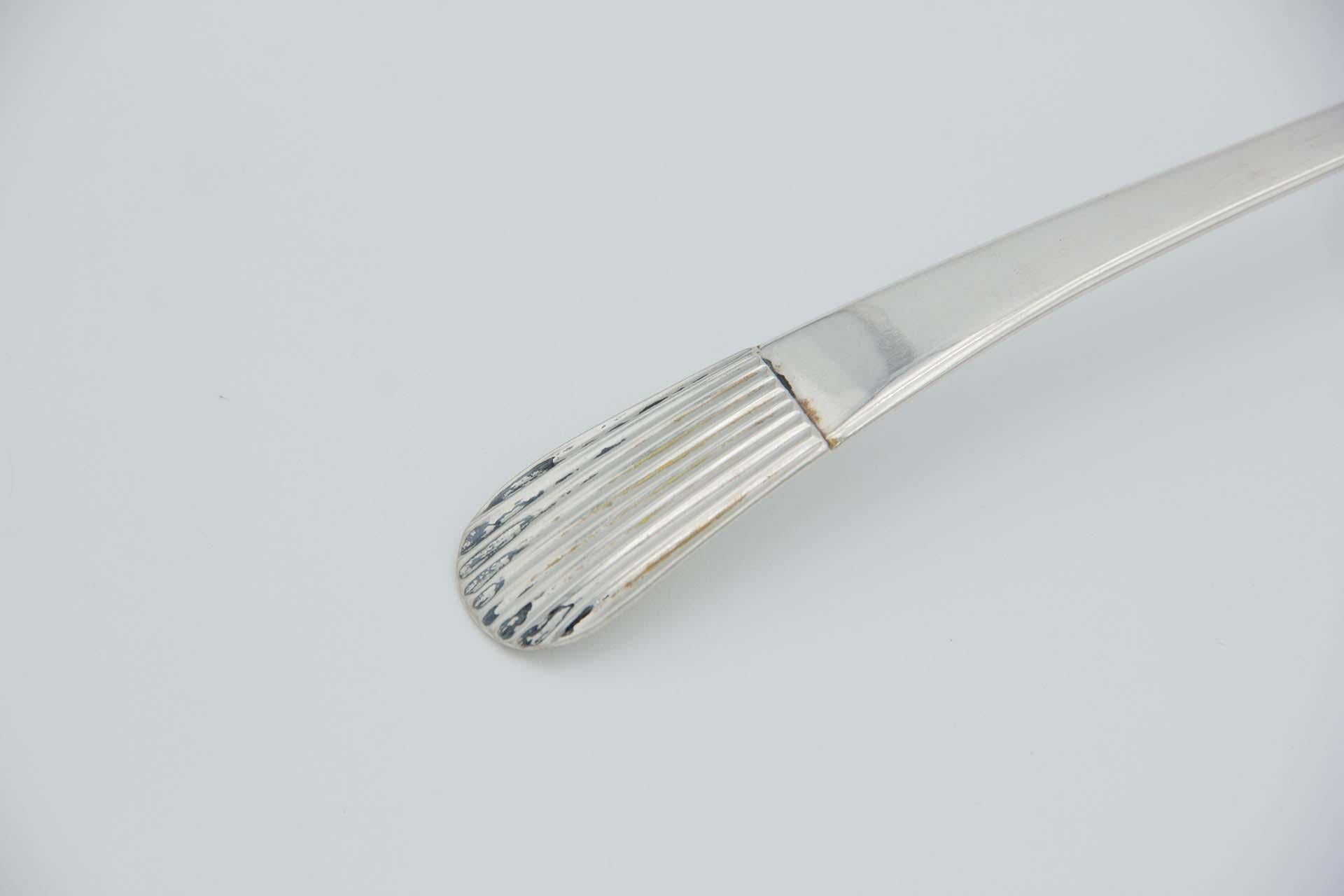 Beschreibung: Silberne Suppenkelle mit schilfartigem Griff. Metall: Silber. Herkunft: Portugiesisch. Marke: Porto Coroa. Gewicht: 152,91 Gramm. Abmessungen: 30cmx7,5cm. Inhalt: 833/1000. Prüfzeichen: Ja, vom 15. Jahrhundert bis 1885. Zusätzliche