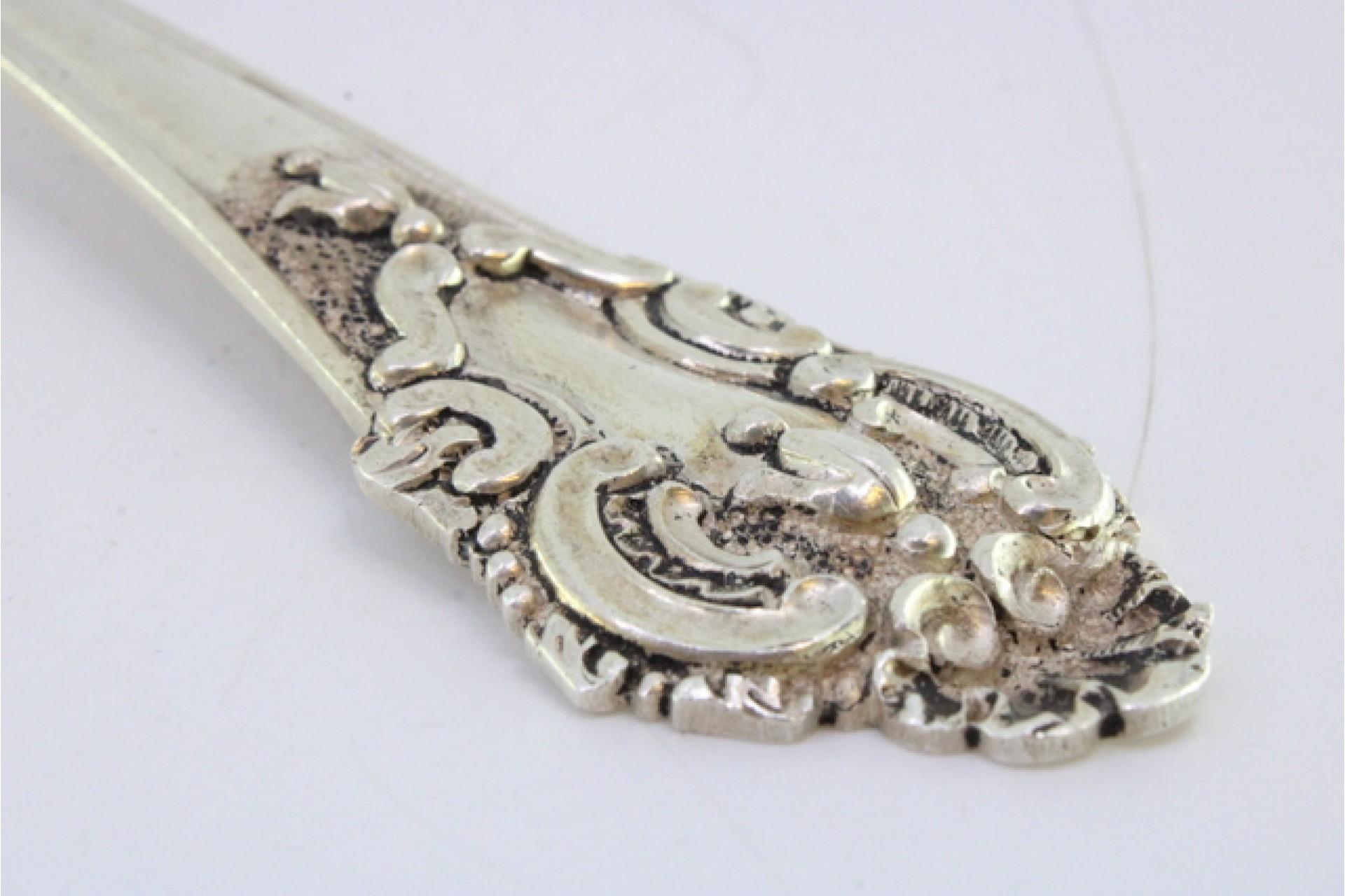 Descripción: Cazo sopero de plata con relieves y frisos a lo largo del mango que rodean una tarjeta monograma. Metal: Silver. Origen: Portugués. Marca: Cabeza de Águila. Peso: 183,74 gramos. Dimensiones: 29,5 cm x 8,6 cm. Contenido: 833/1000. Marca