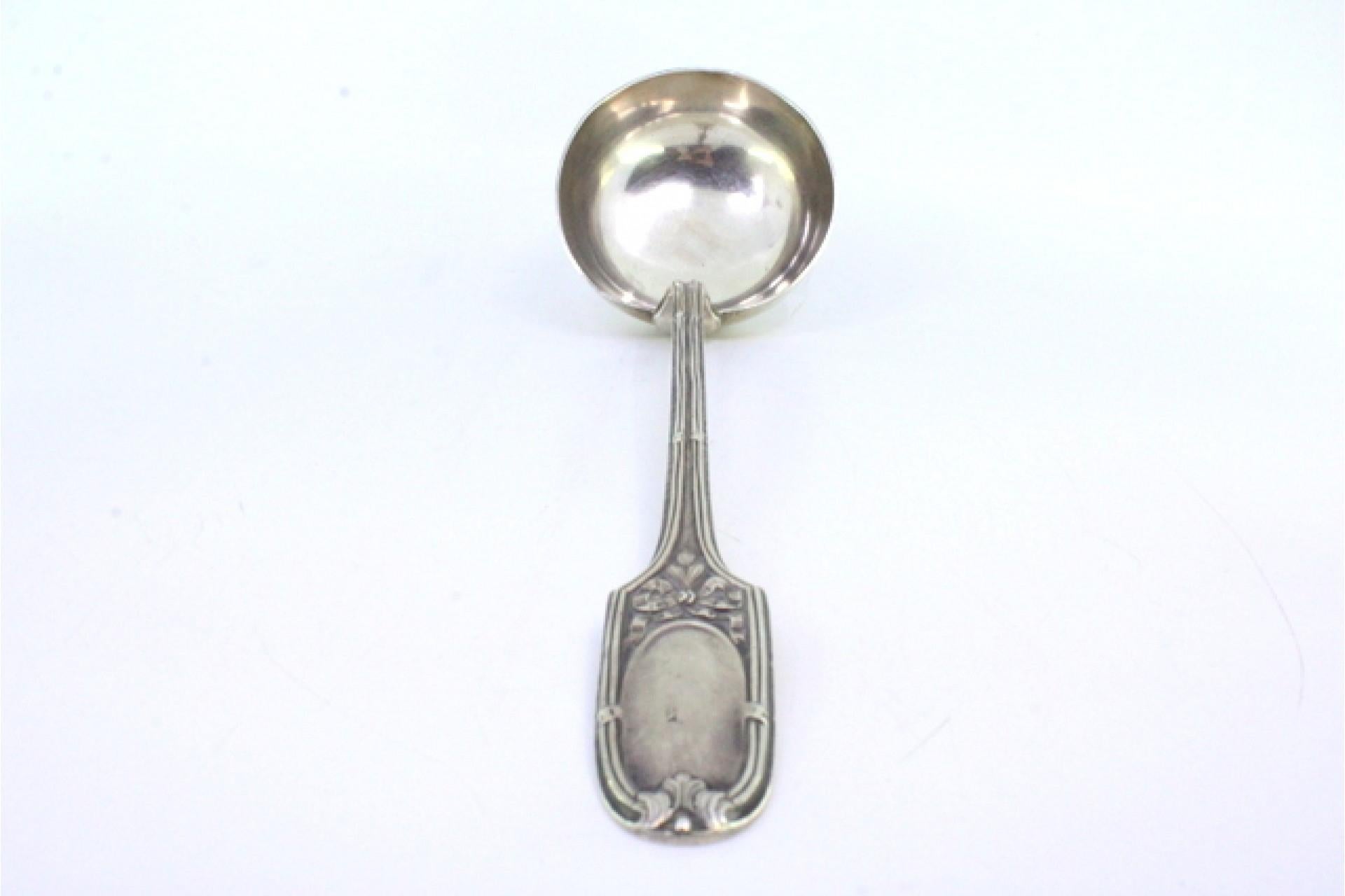 Descripción: Cazo sopero de plata con relieves y frisos a lo largo del mango que rodean una tarjeta monograma. Metal: Silver. Origen: Portugués. Marca: javali II Título. Peso: 184,91 gramos. Dimensiones: 33cmx8,6cm. Contenido: 833/1000. Marca de