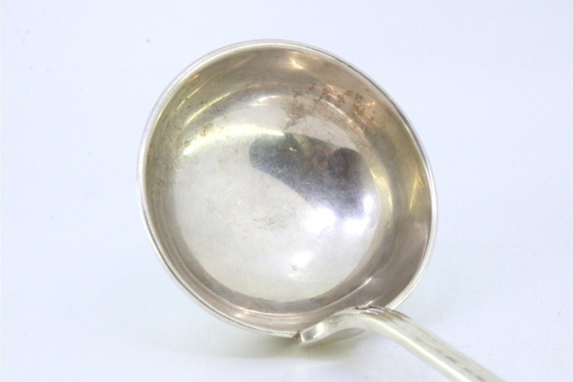 Silver soup ladle with relief friezes and monogram on the handle Europeo en venta