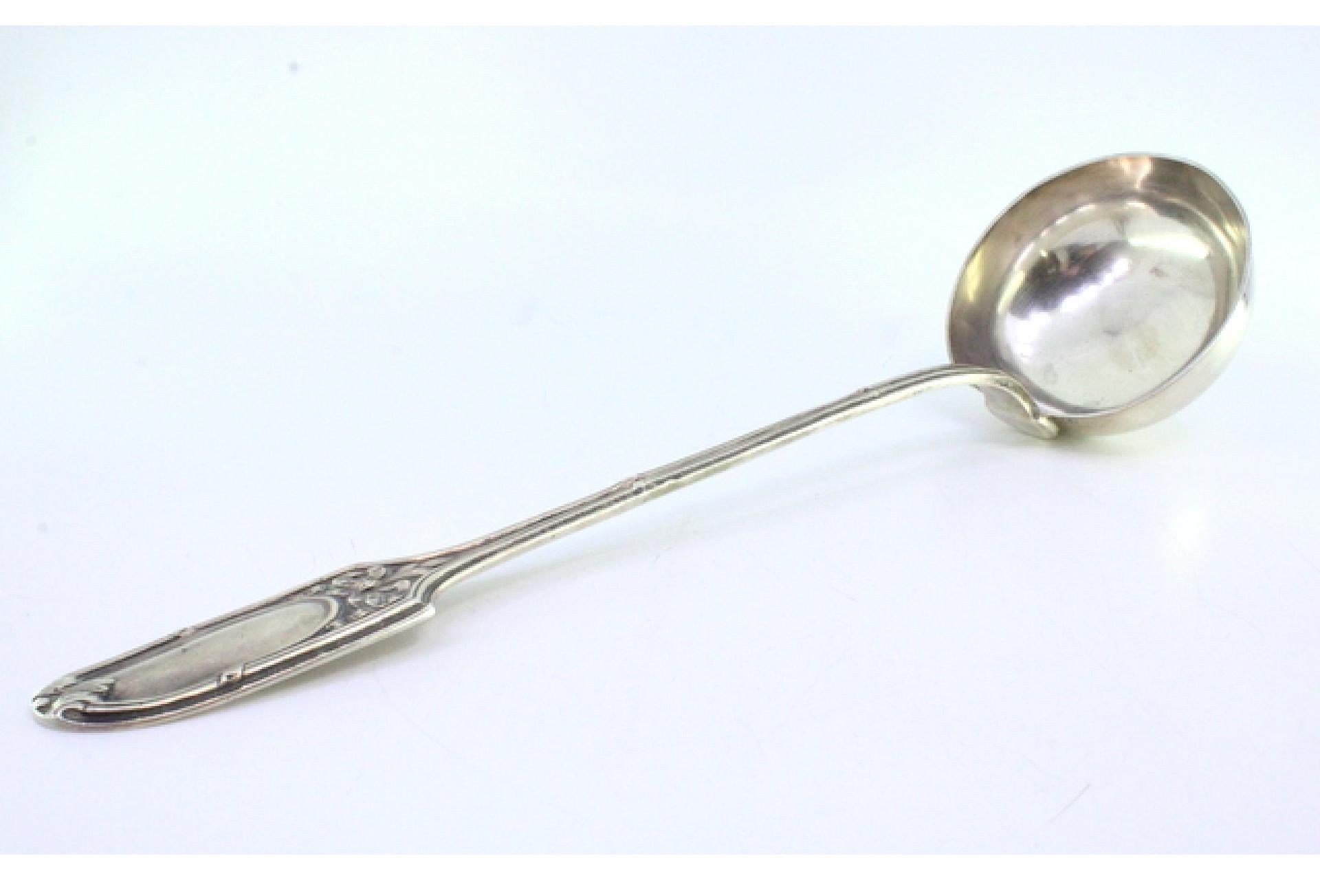 Silver soup ladle with relief friezes and monogram on the handle Europeo en venta