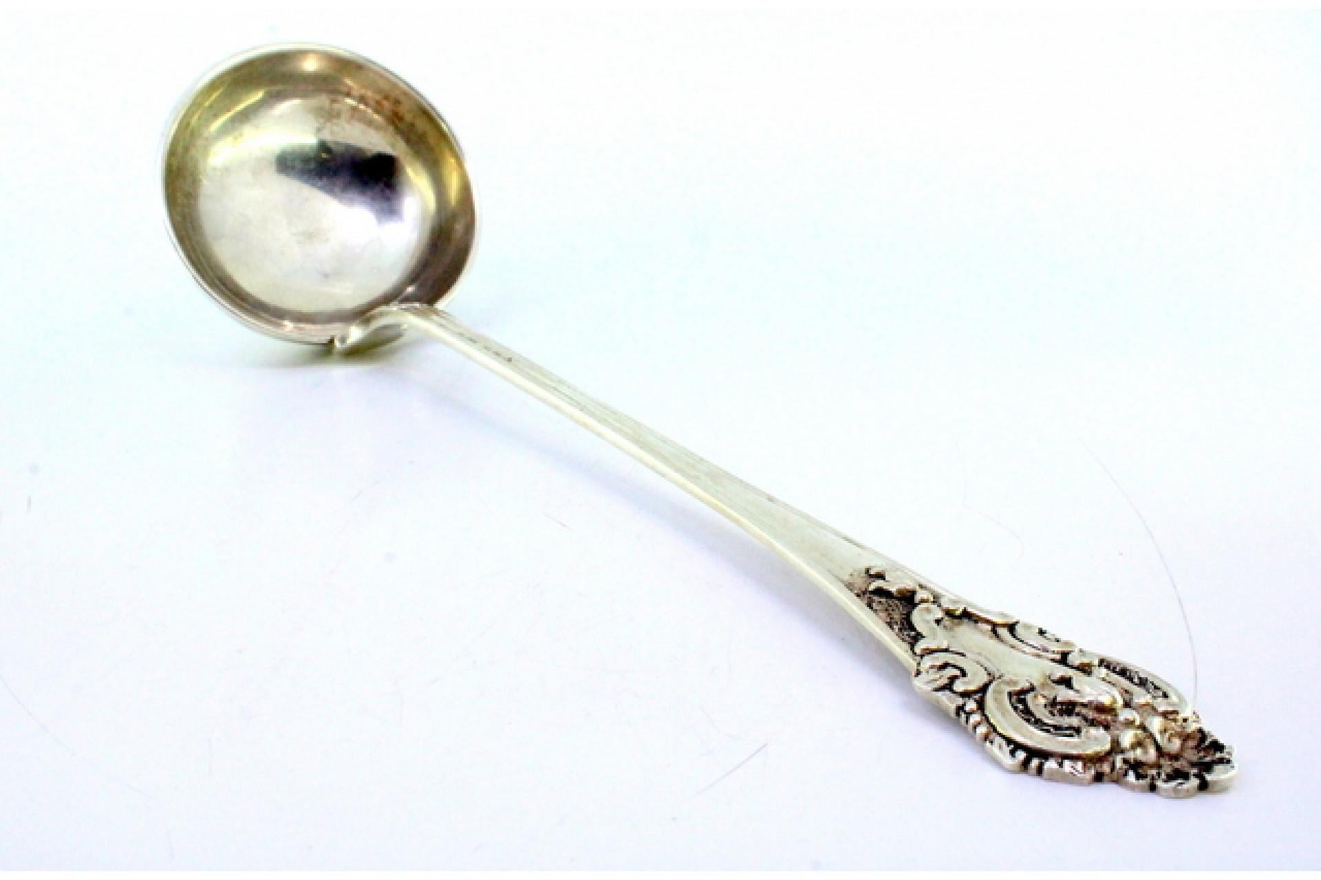 Silver soup ladle with relief friezes and monogram on the handle en Bueno estado para la venta en Porto, PT