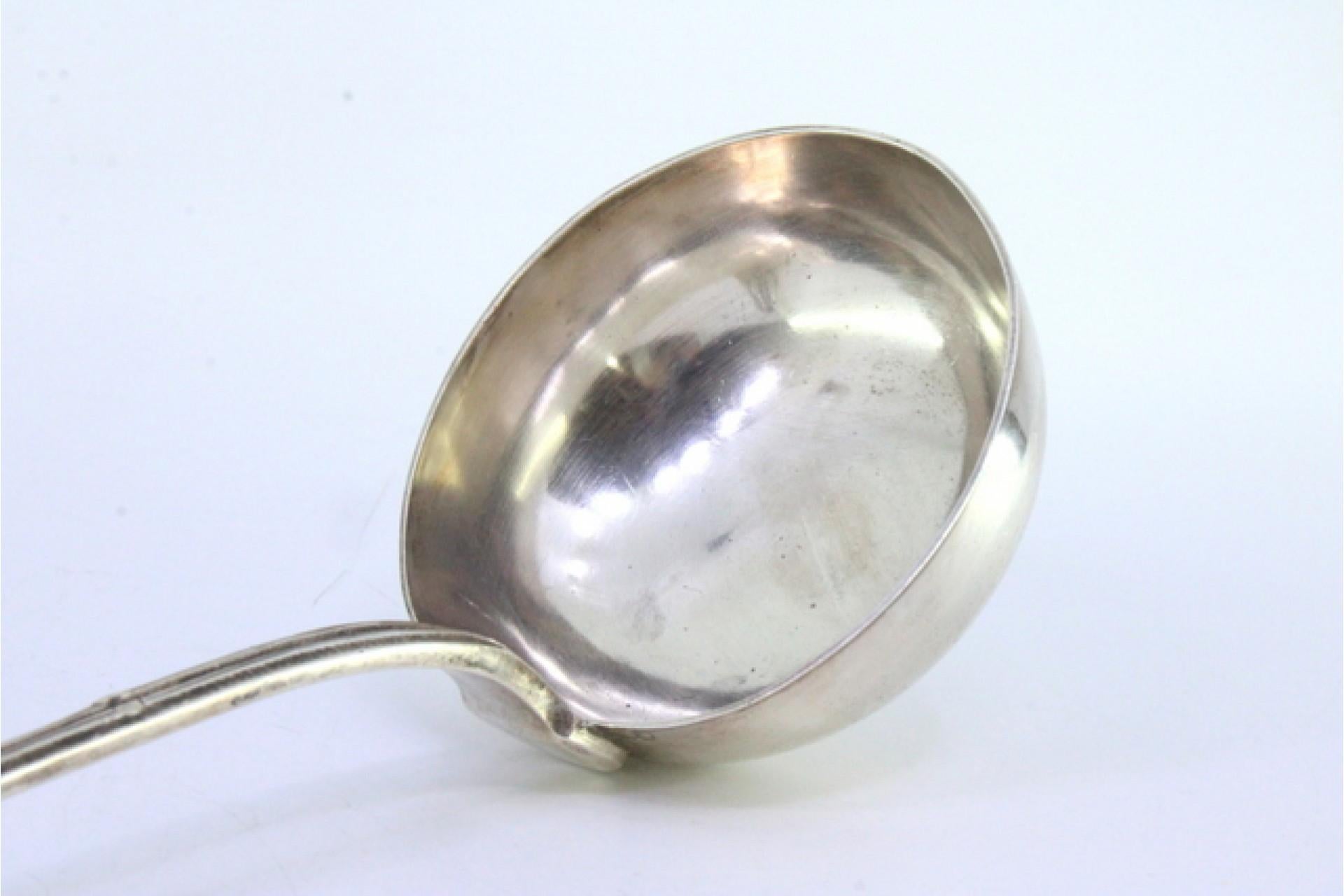 Silver soup ladle with relief friezes and monogram on the handle en Bueno estado para la venta en Porto, PT