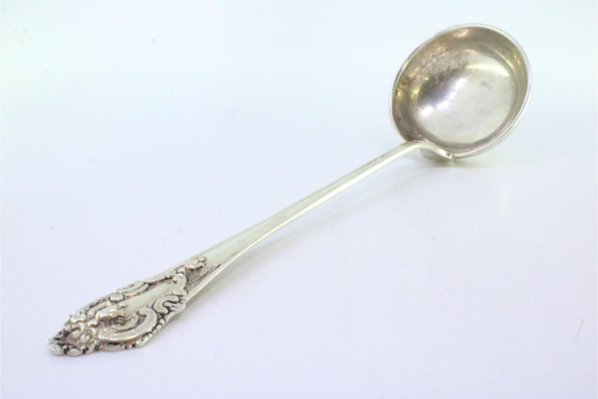 Silver soup ladle with relief friezes and monogram on the handle siglo XX en venta