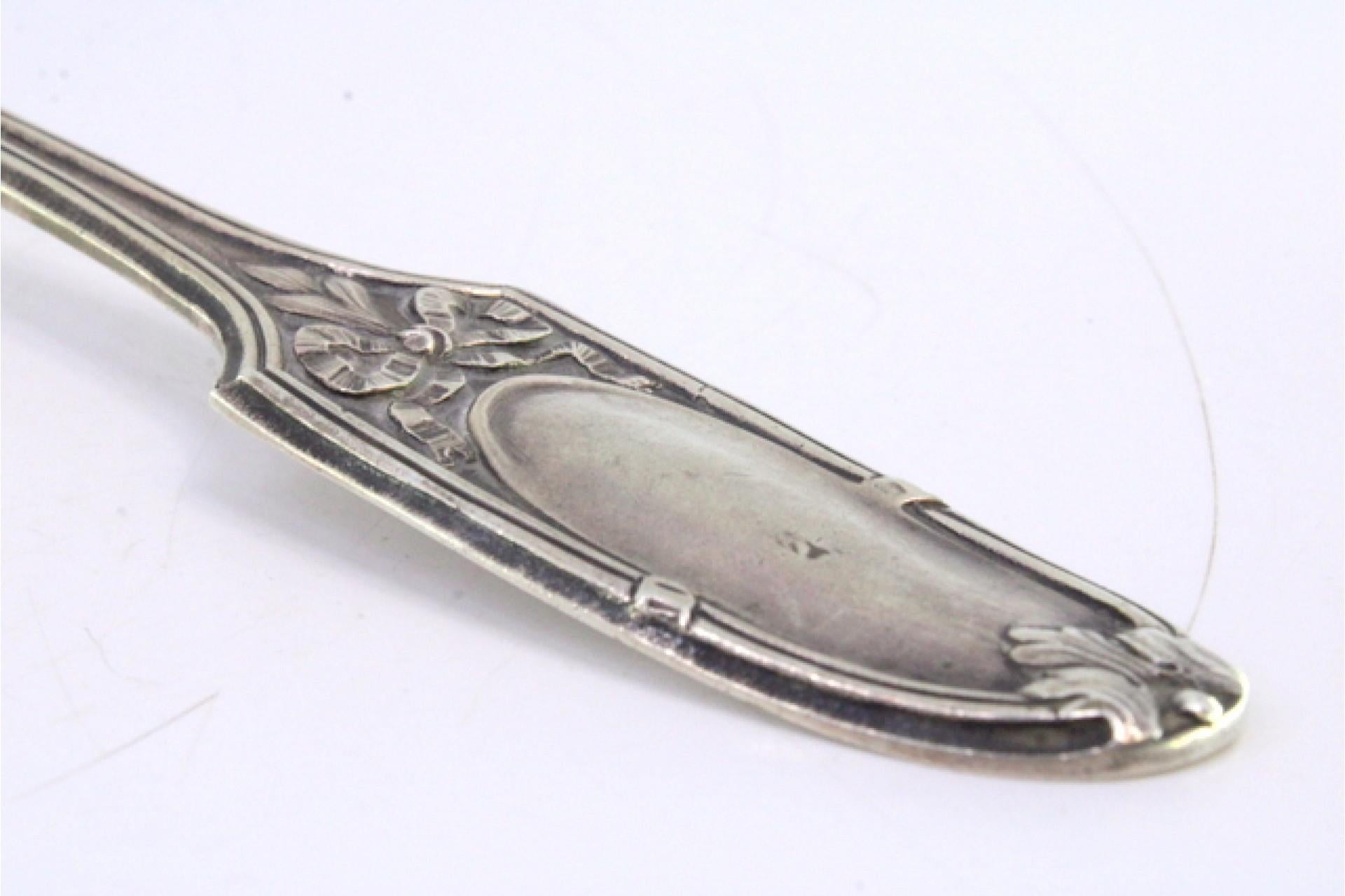Silver soup ladle with relief friezes and monogram on the handle siglo XIX en venta