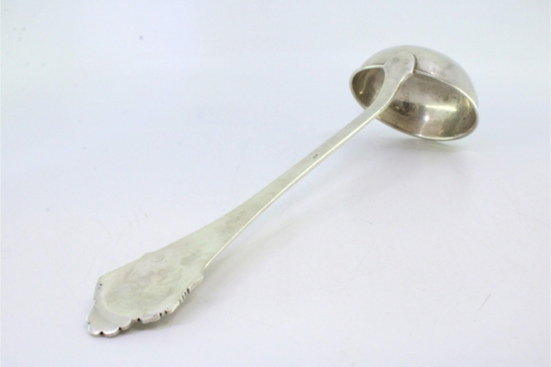 Silver soup ladle with relief friezes and monogram on the handle en venta 1