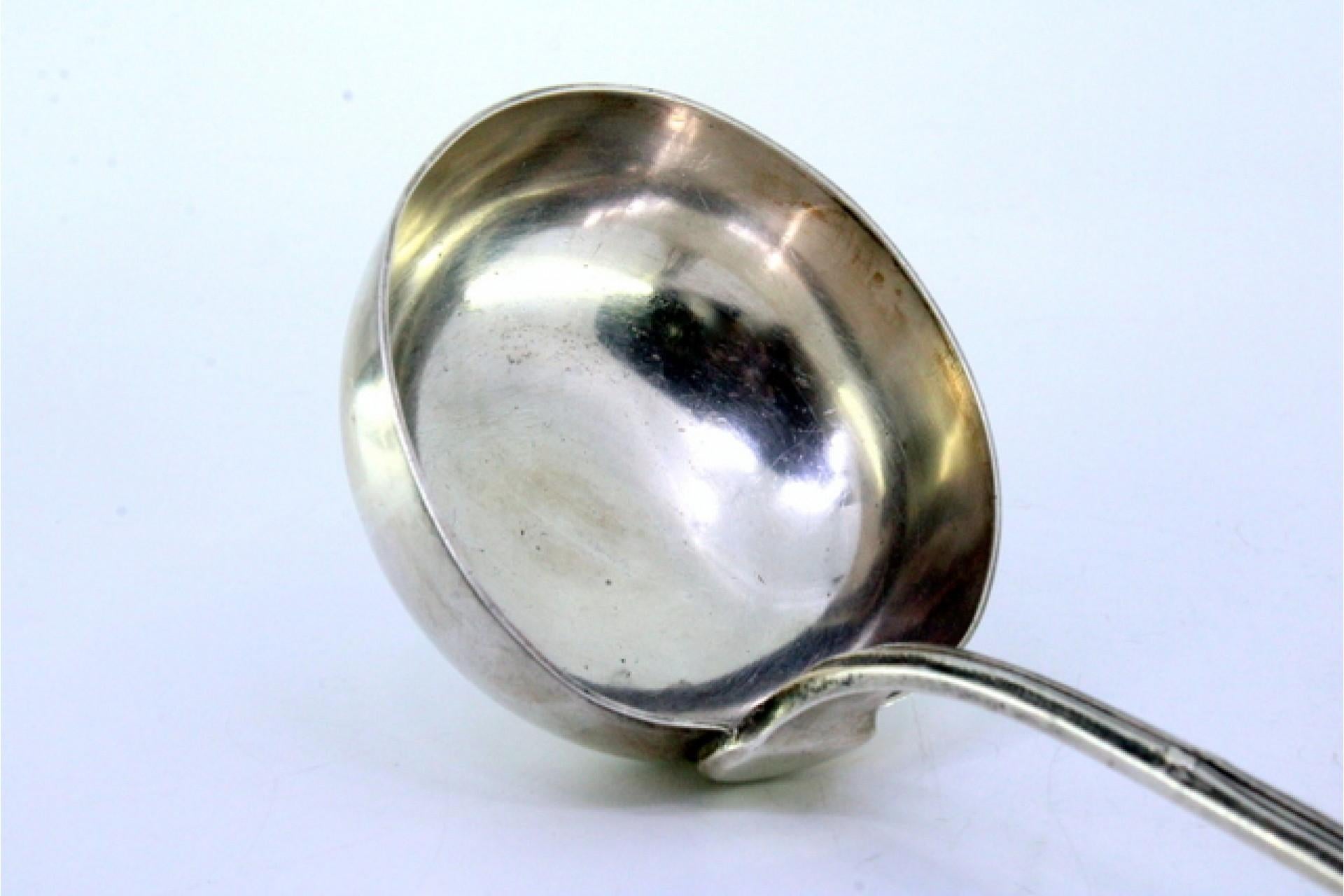 Silver soup ladle with relief friezes and monogram on the handle en venta 1