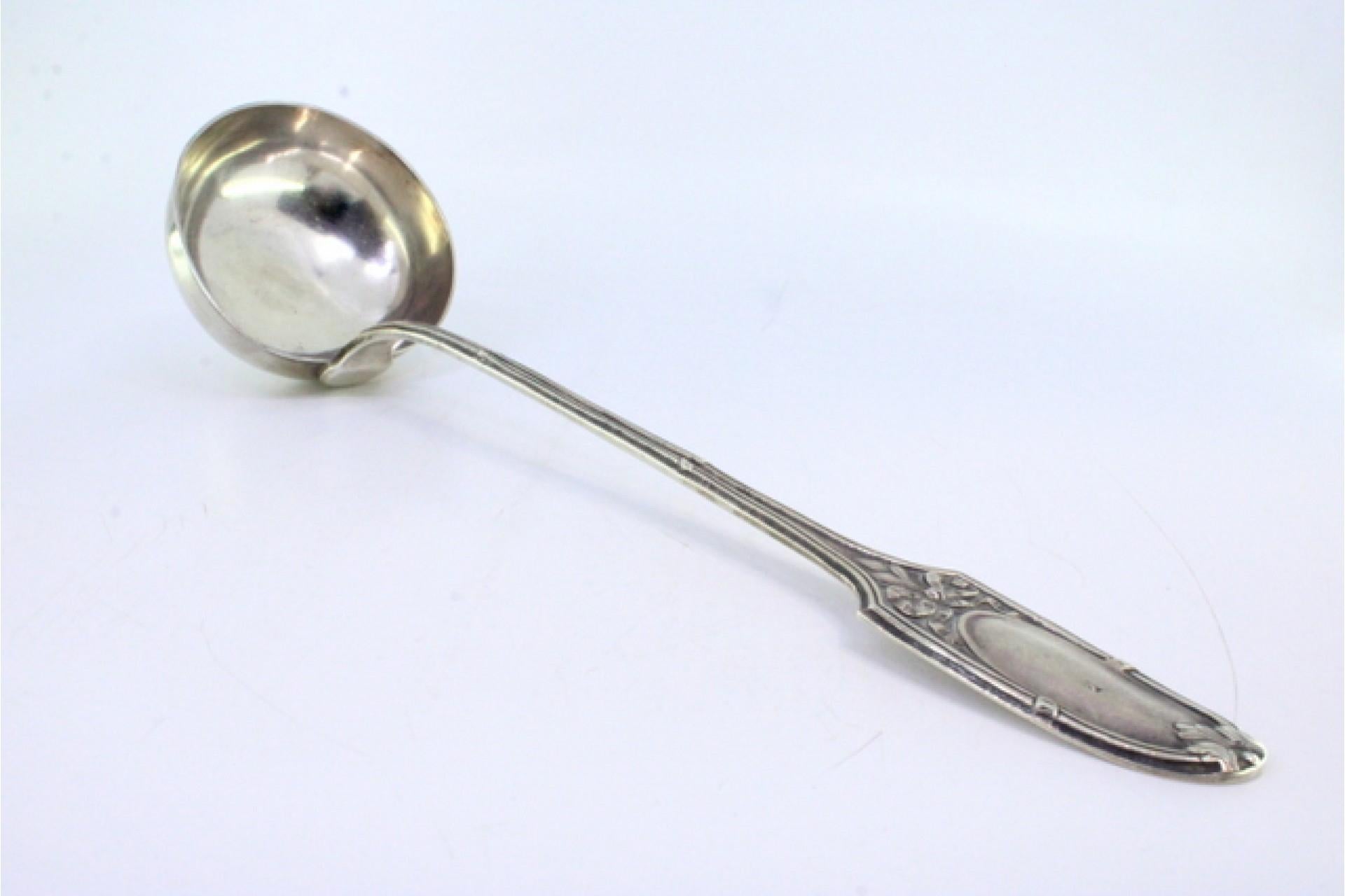 Silver soup ladle with relief friezes and monogram on the handle en venta 2