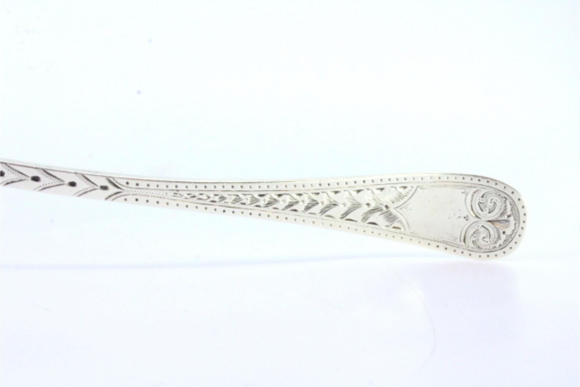 Silver soup ladle with reliefs along the handle surrounding a monogram card Europeo en venta