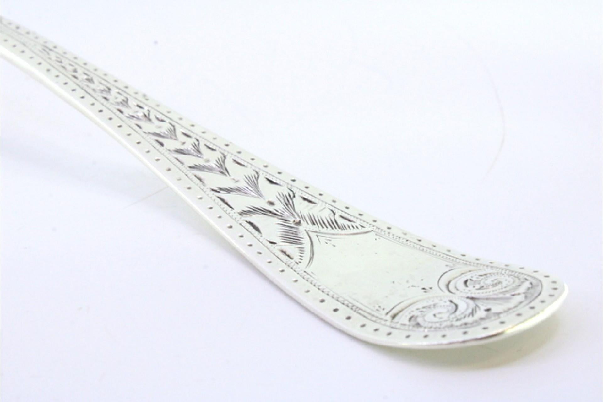 Silver soup ladle with reliefs along the handle surrounding a monogram card en Bueno estado para la venta en Porto, PT