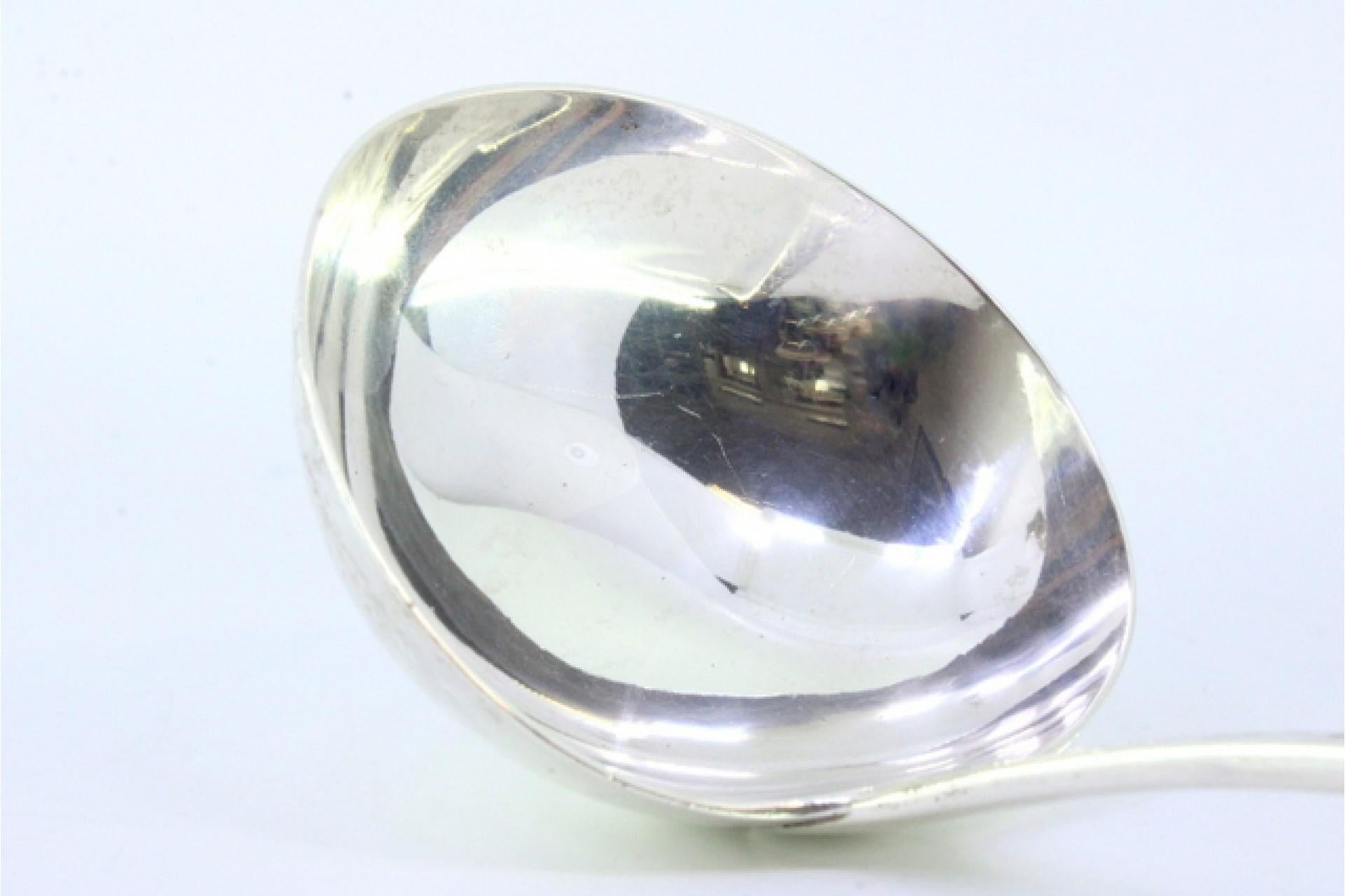 Silver soup ladle with reliefs along the handle surrounding a monogram card siglo XIX en venta