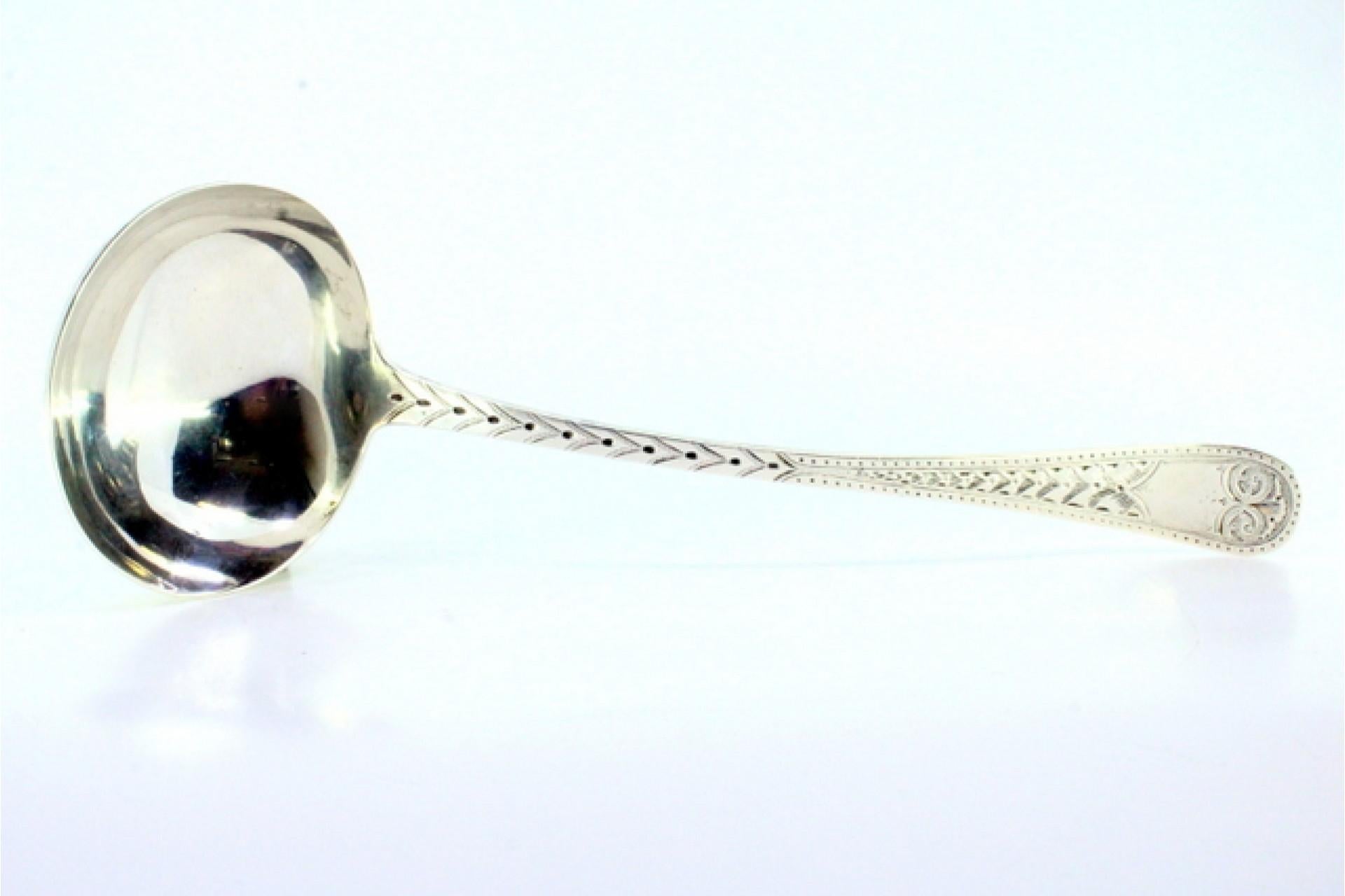 Silver soup ladle with reliefs along the handle surrounding a monogram card en venta 1