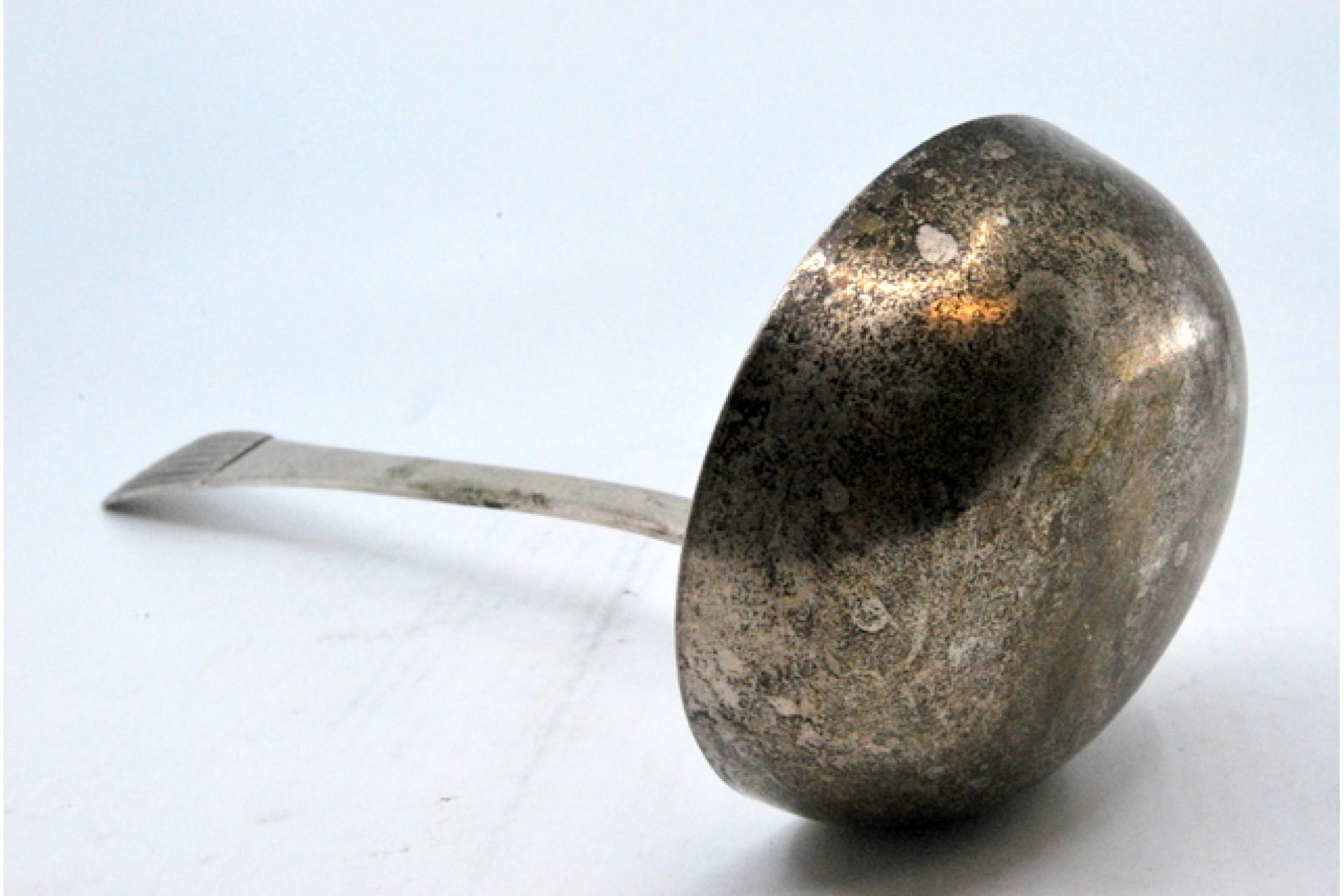 European Silver soup ladle with reliefs along the reed-style handle For Sale