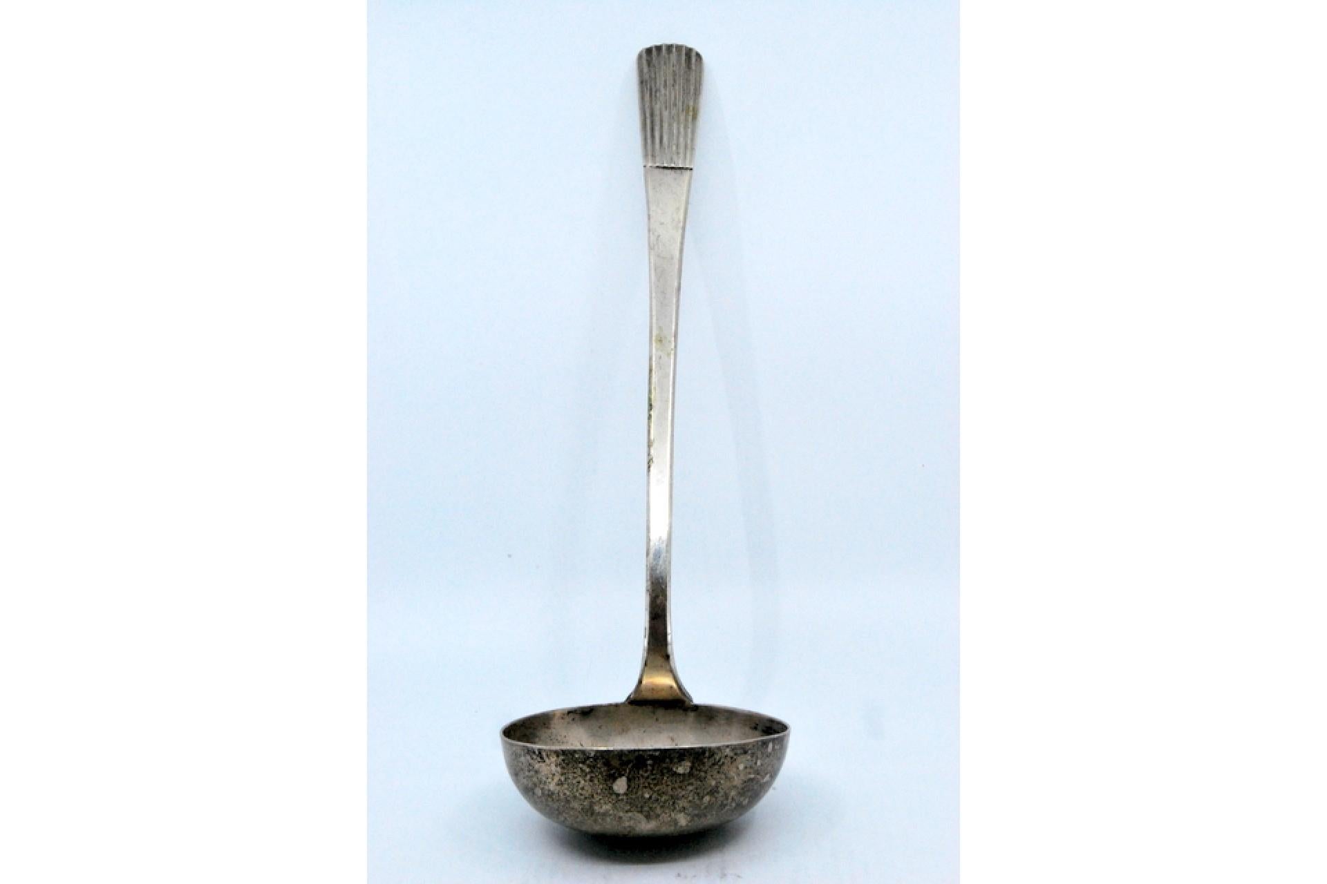 Silver soup ladle with reliefs along the reed-style handle In Good Condition For Sale In Porto, PT