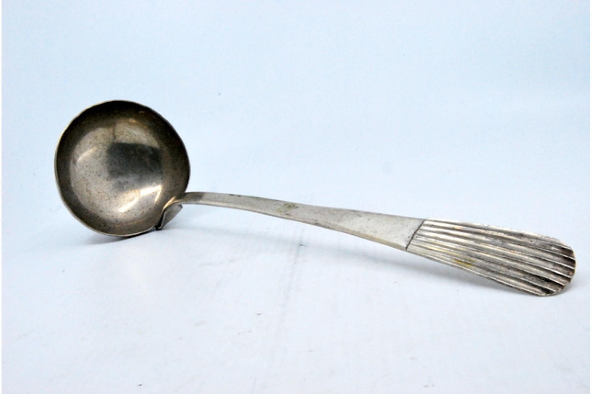 19th Century Silver soup ladle with reliefs along the reed-style handle For Sale