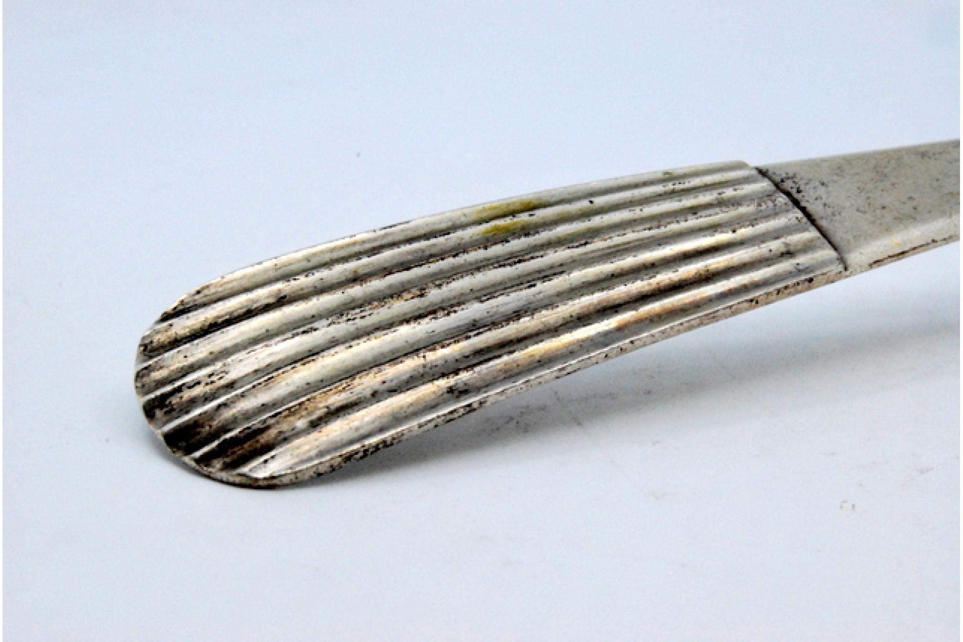 Silver soup ladle with reliefs along the reed-style handle For Sale 1