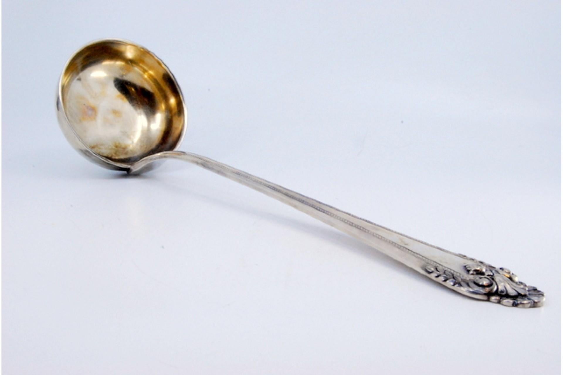 Silver soup ladle with reliefs and friezes on the handle In Good Condition For Sale In Porto, PT