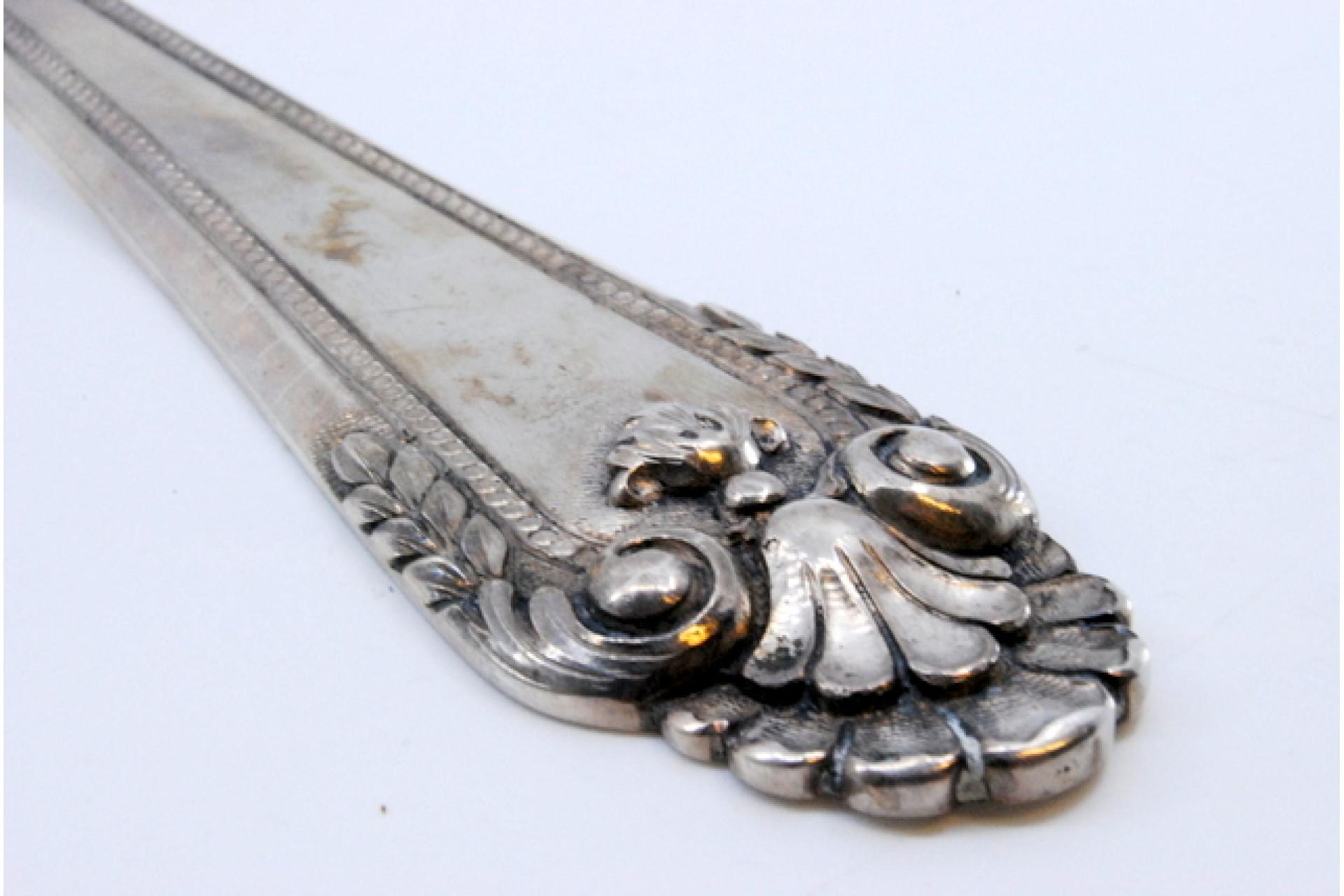 Silver soup ladle with reliefs and friezes on the handle For Sale 1