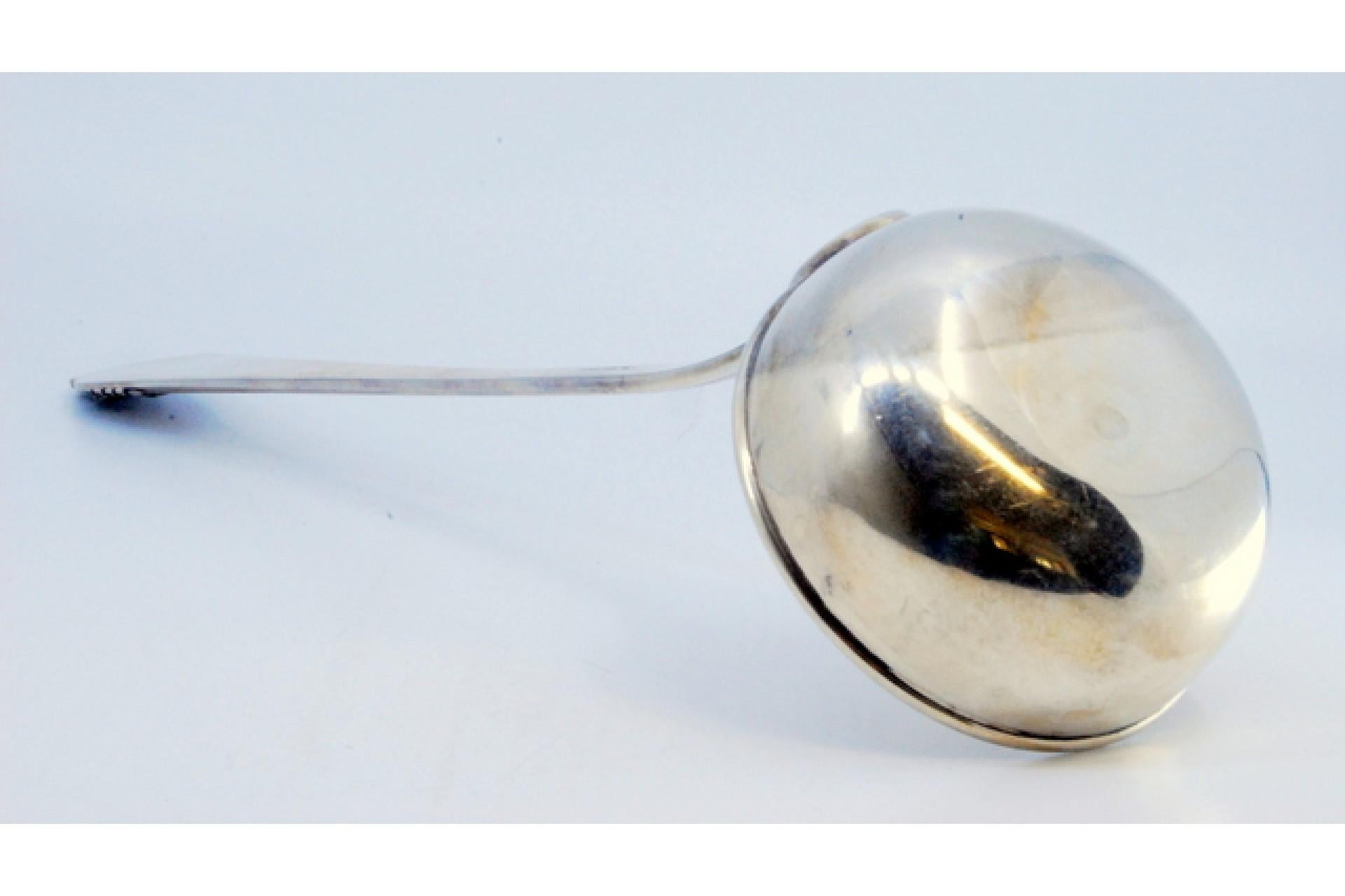 Silver soup ladle with reliefs and friezes on the handle For Sale 2