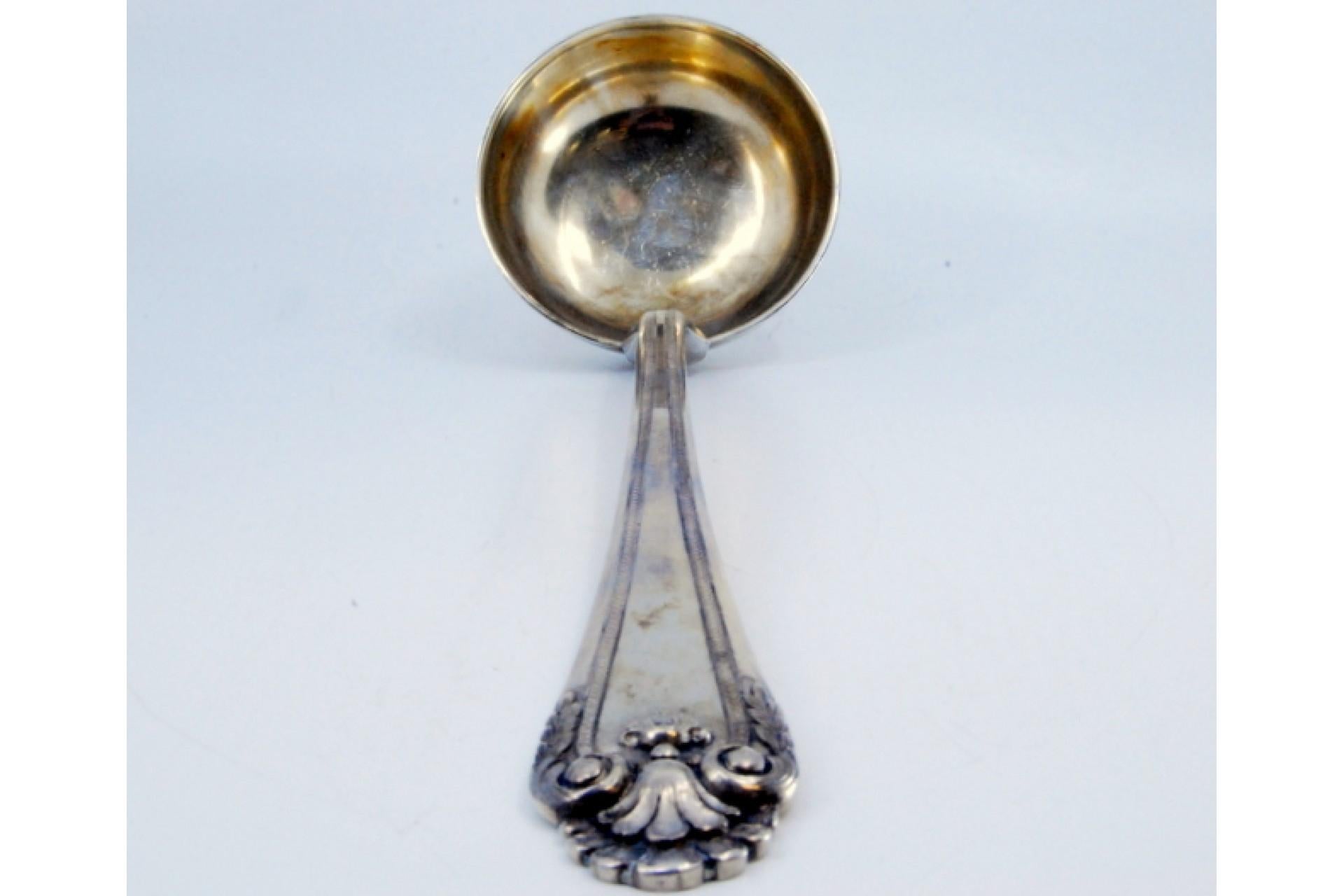 Silver soup ladle with reliefs and friezes on the handle For Sale 3
