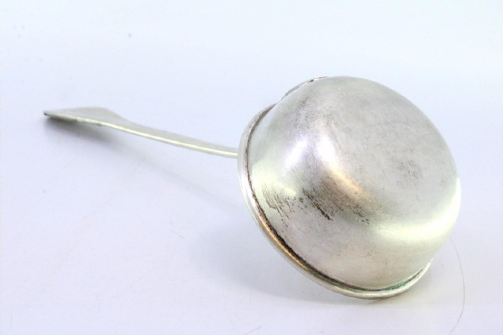 Descripción: Cazo sopero de plata con relieves en el mango que rodean una tarjeta monograma. Metal: Silver. Origen: Portugués. Marca: Javali II Título. Peso: 214,71 gramos. Dimensiones: 29,5 cm x 8 cm. Contenido: 833/1000. Marca de ensaye: Sí, entre