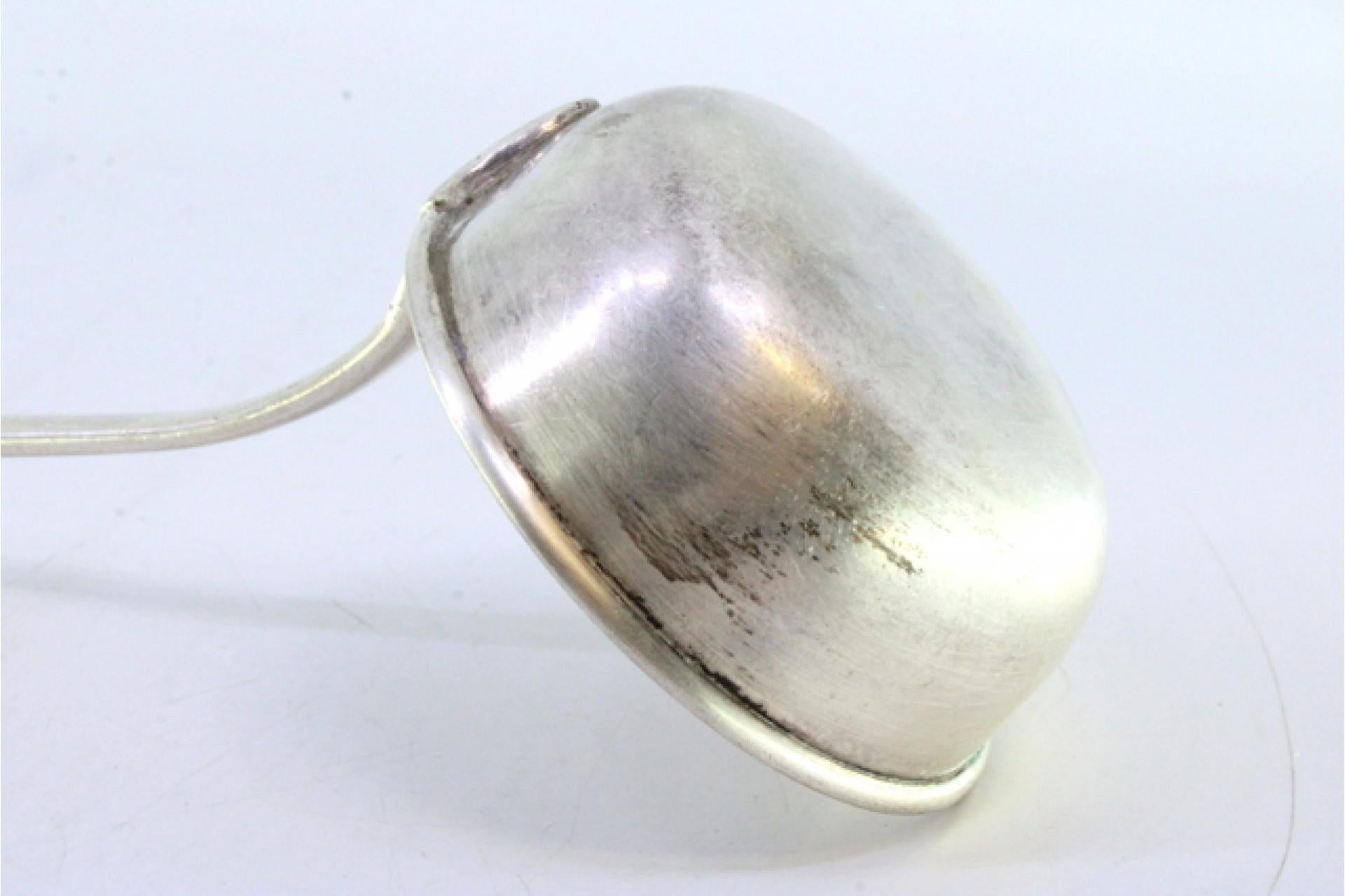 Silver soup ladle with reliefs on the handle surrounding a monogram card Europeo en venta