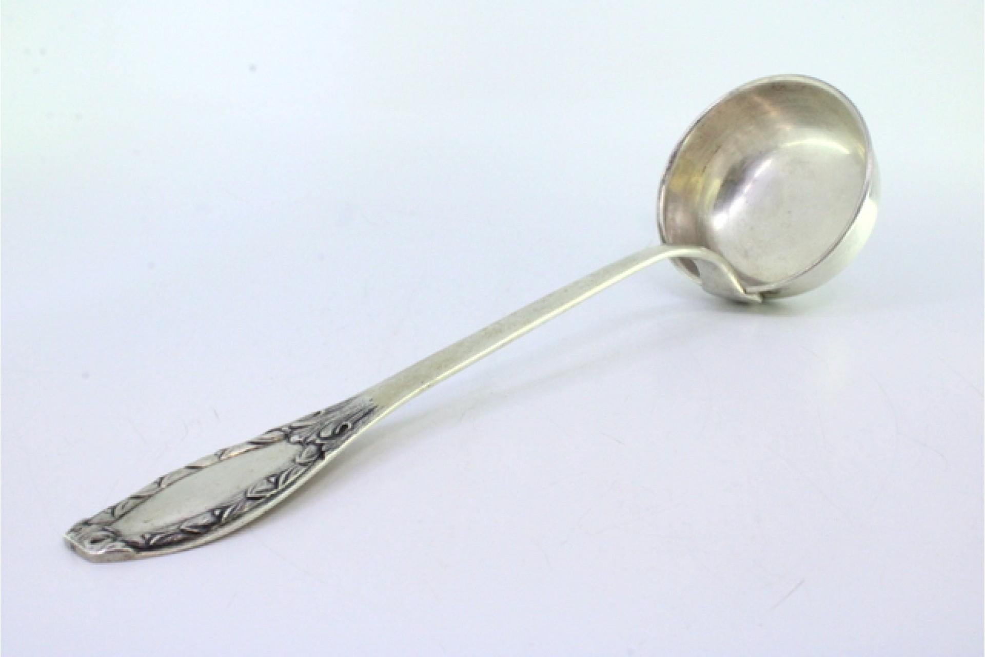 Silver soup ladle with reliefs on the handle surrounding a monogram card en Bueno estado para la venta en Porto, PT