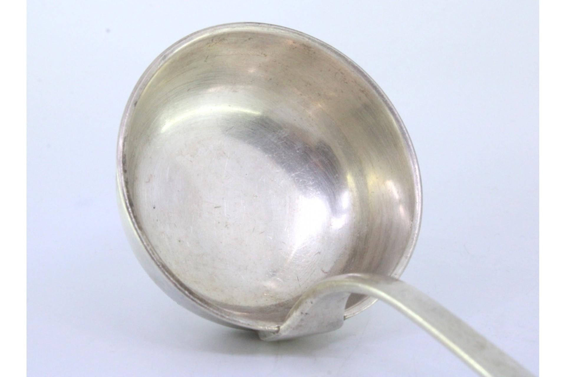 Silver soup ladle with reliefs on the handle surrounding a monogram card siglo XIX en venta