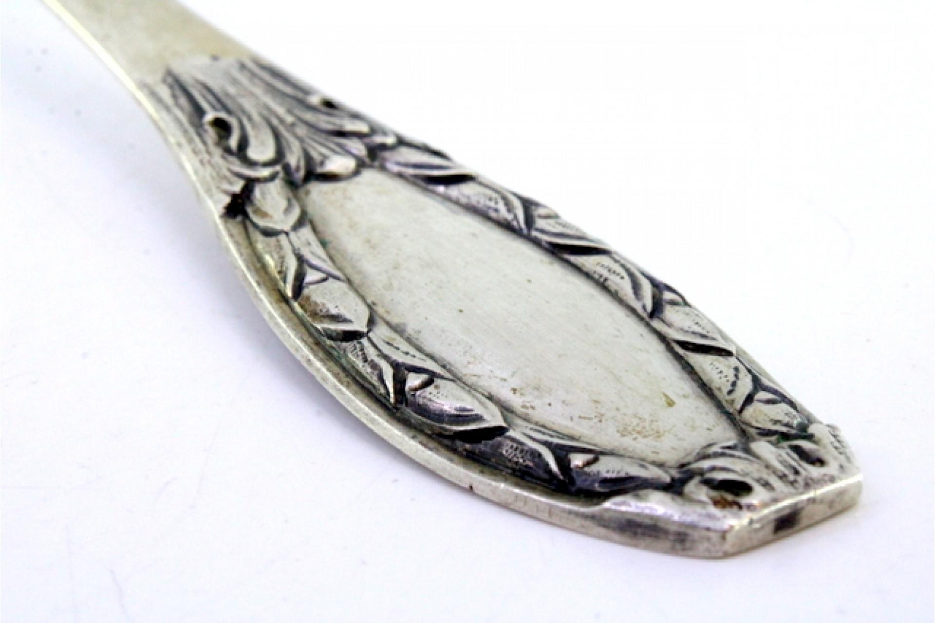 Silver soup ladle with reliefs on the handle surrounding a monogram card en venta 1