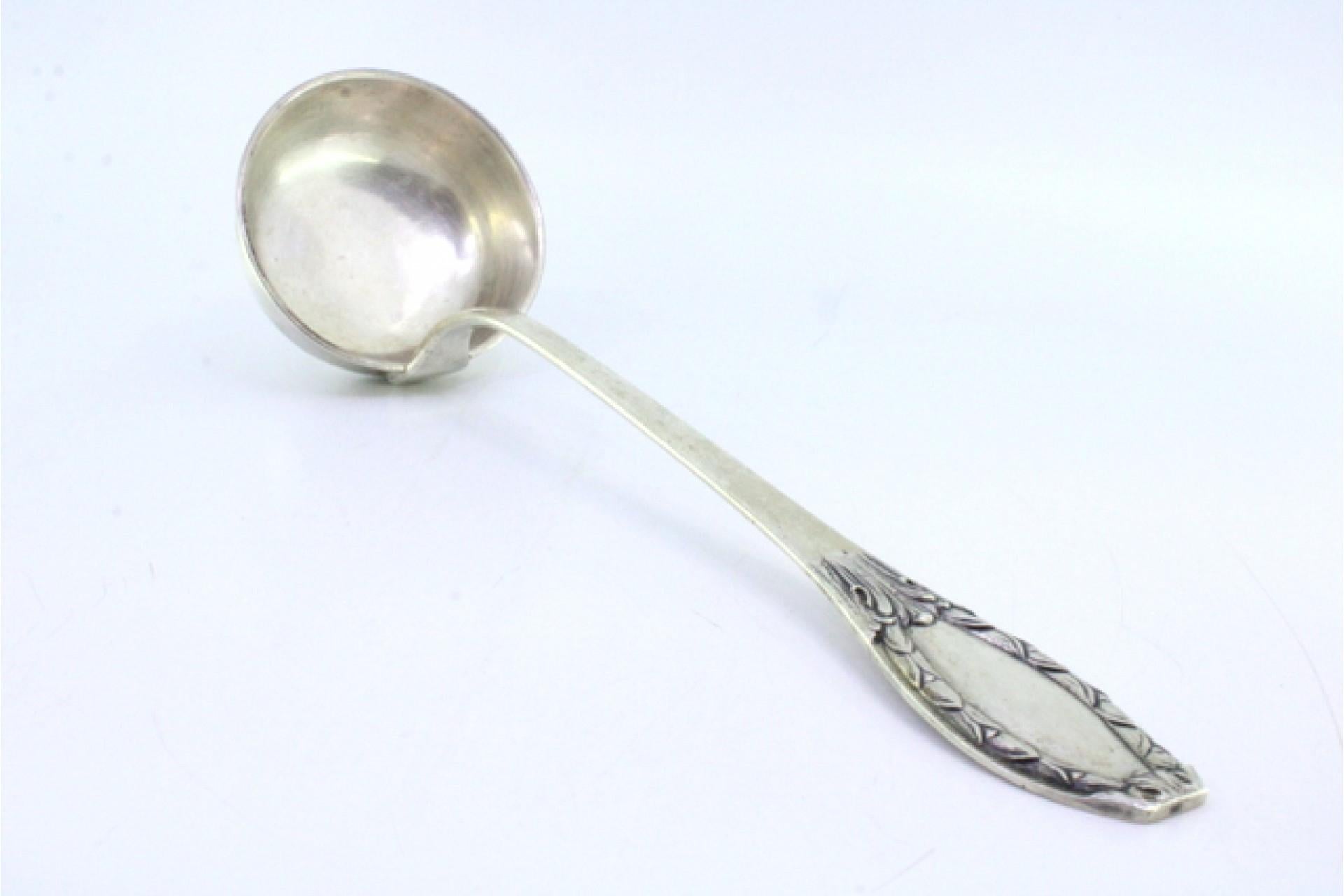 Silver soup ladle with reliefs on the handle surrounding a monogram card en venta 2