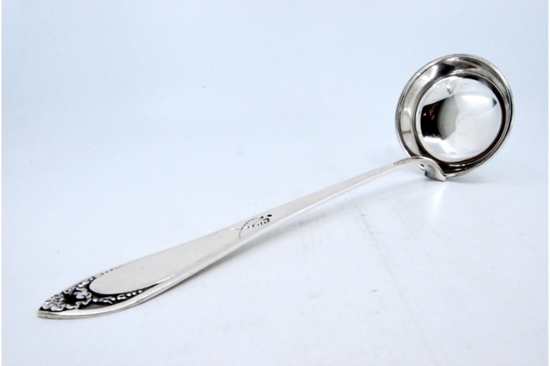 Description: Silver soup ladle with reliefs surrounding a monogram card. Metal: Silver. Origin: Portuguese. Brand: javali II Title. Weight: 192.79 grams. Dimensions: 30x8.4cm. Content: 833/1000. Assay Mark: Yes, between 1938 and 1984. Additional