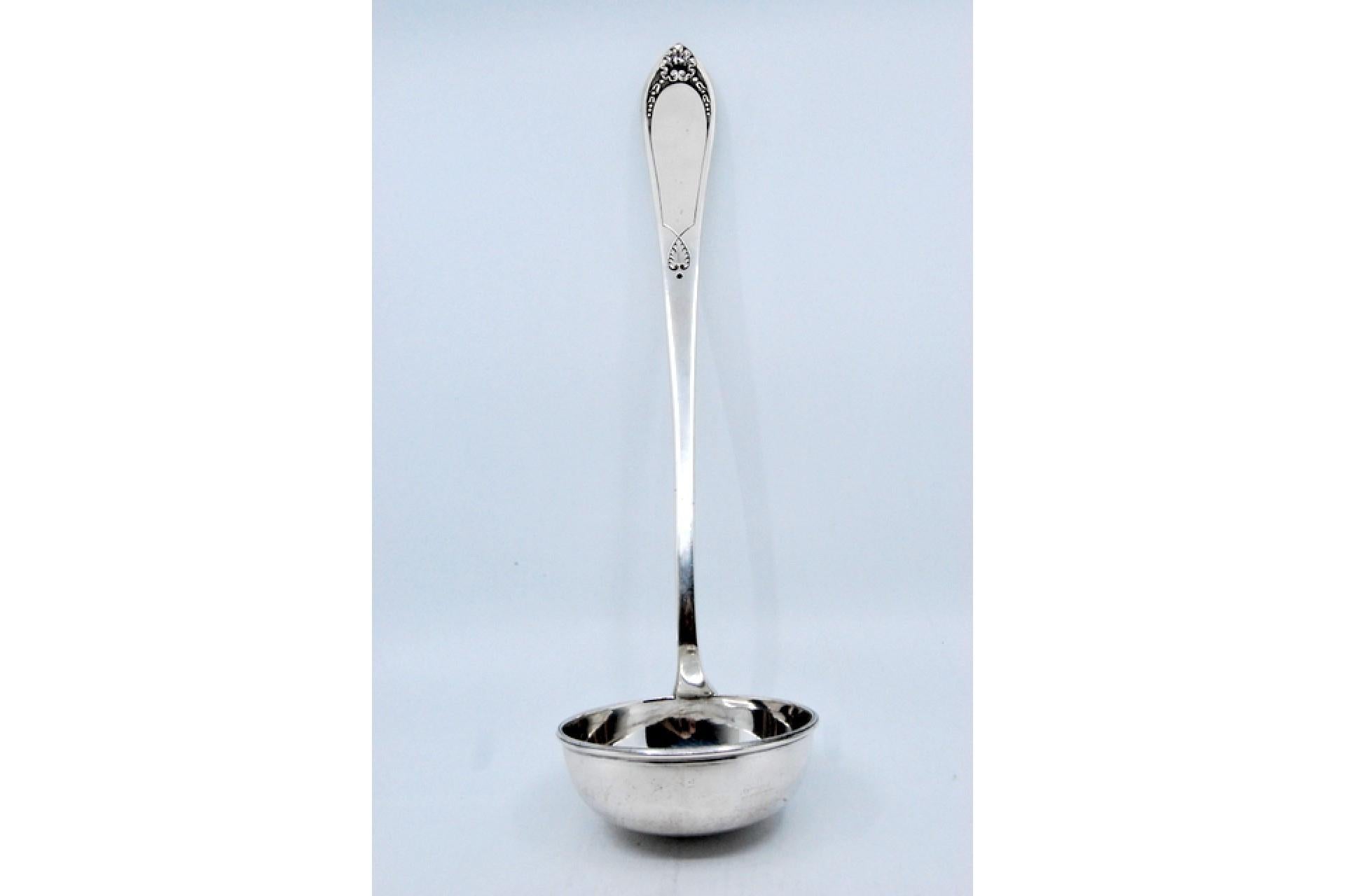 Silver soup ladle with reliefs surrounding a monogram card In Good Condition For Sale In Porto, PT