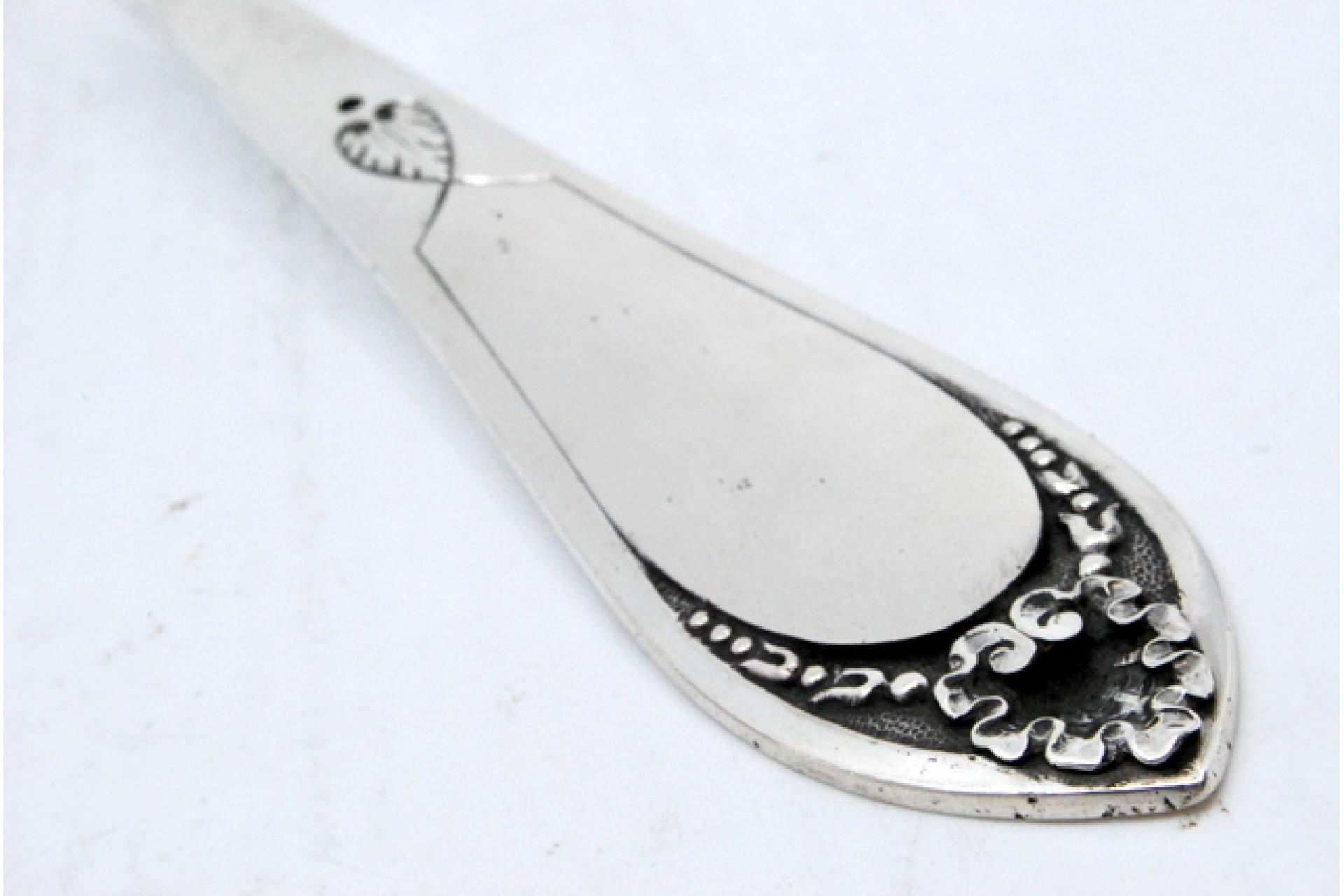 Silver soup ladle with reliefs surrounding a monogram card For Sale 1