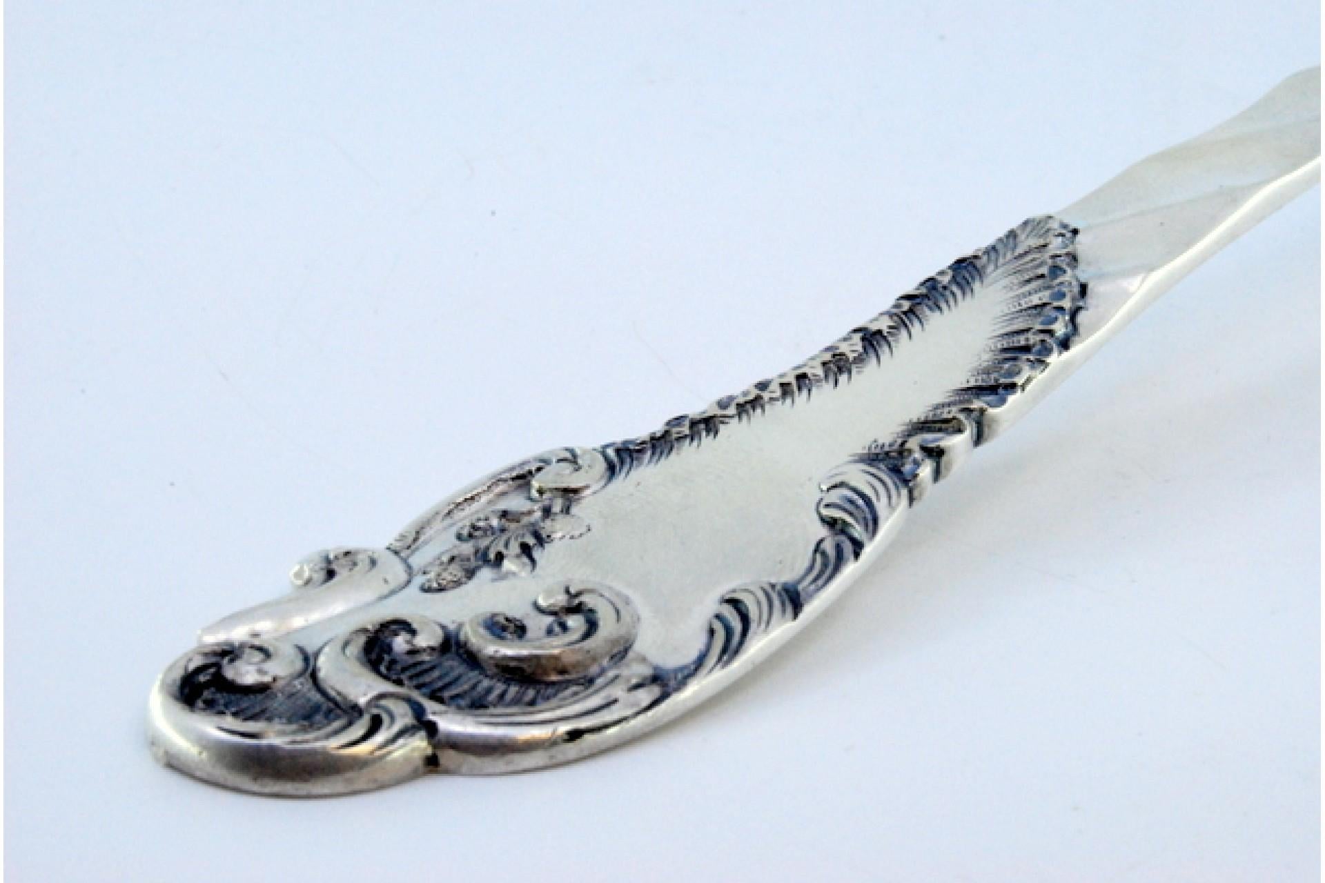 Silver soup ladle with wavy reliefs on the handle, surrounding a monogram card In Good Condition For Sale In Porto, PT