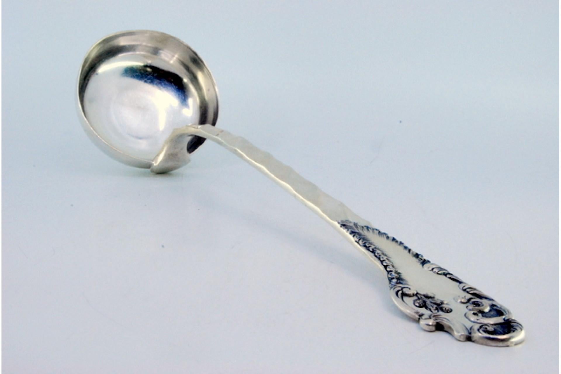 Silver soup ladle with wavy reliefs on the handle, surrounding a monogram card For Sale 1