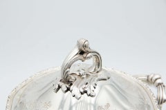 Soupière en argent avec motifs floraux