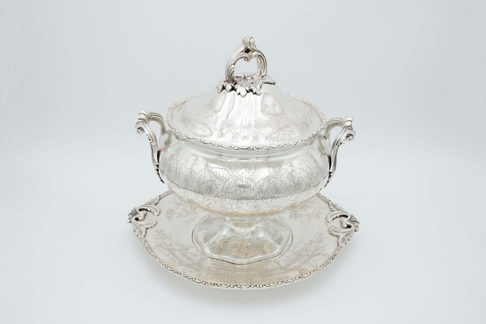 Silver soup tureen with floral motifs For Sale